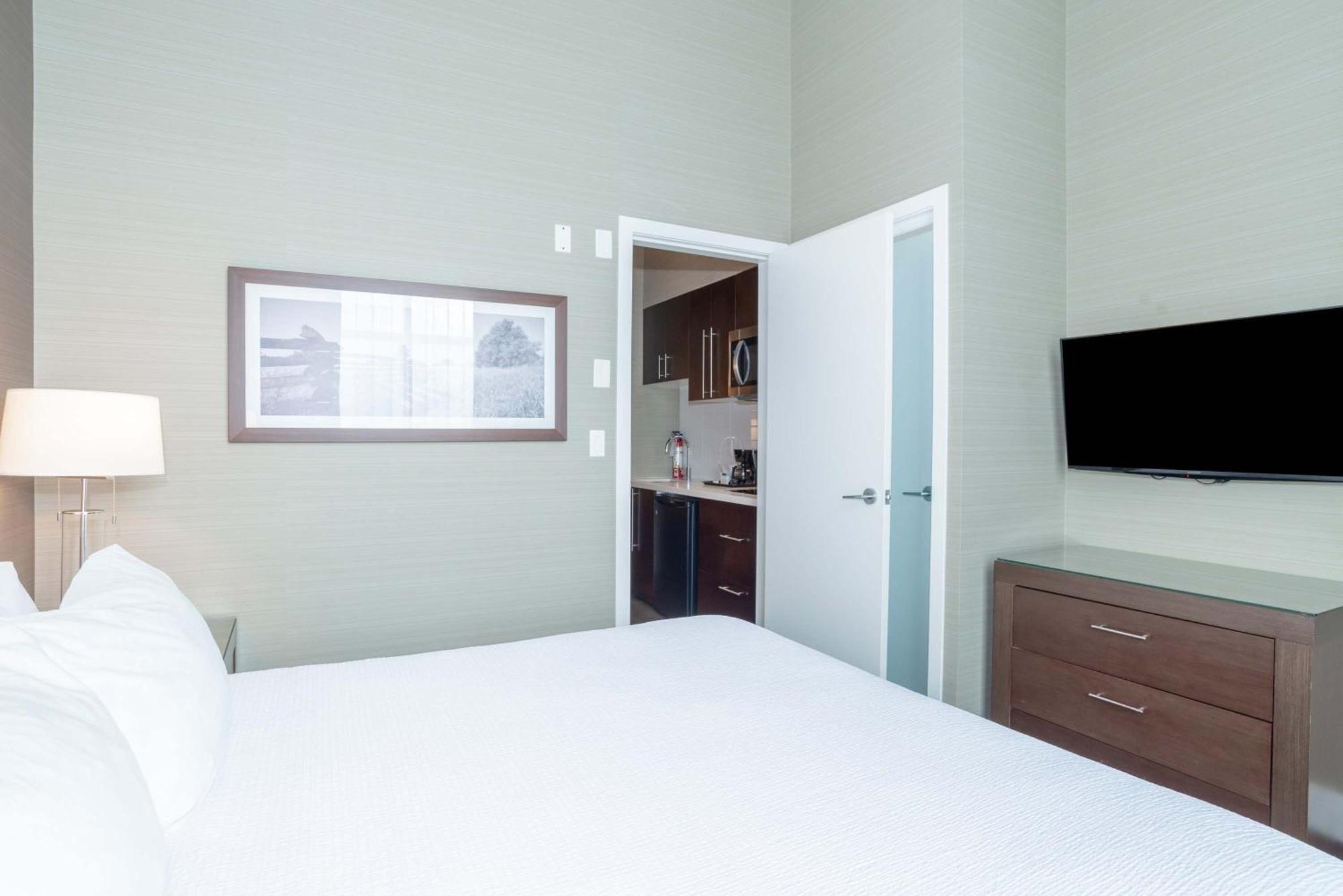 Family Suite 1 King Bed Bunk Beds Kitchenette