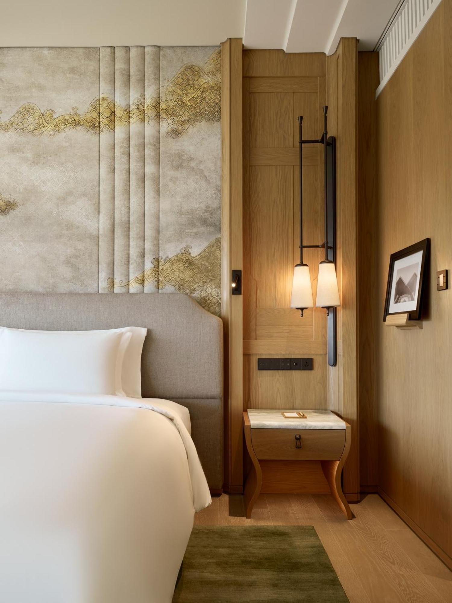 Deluxe Corner Room King Bed