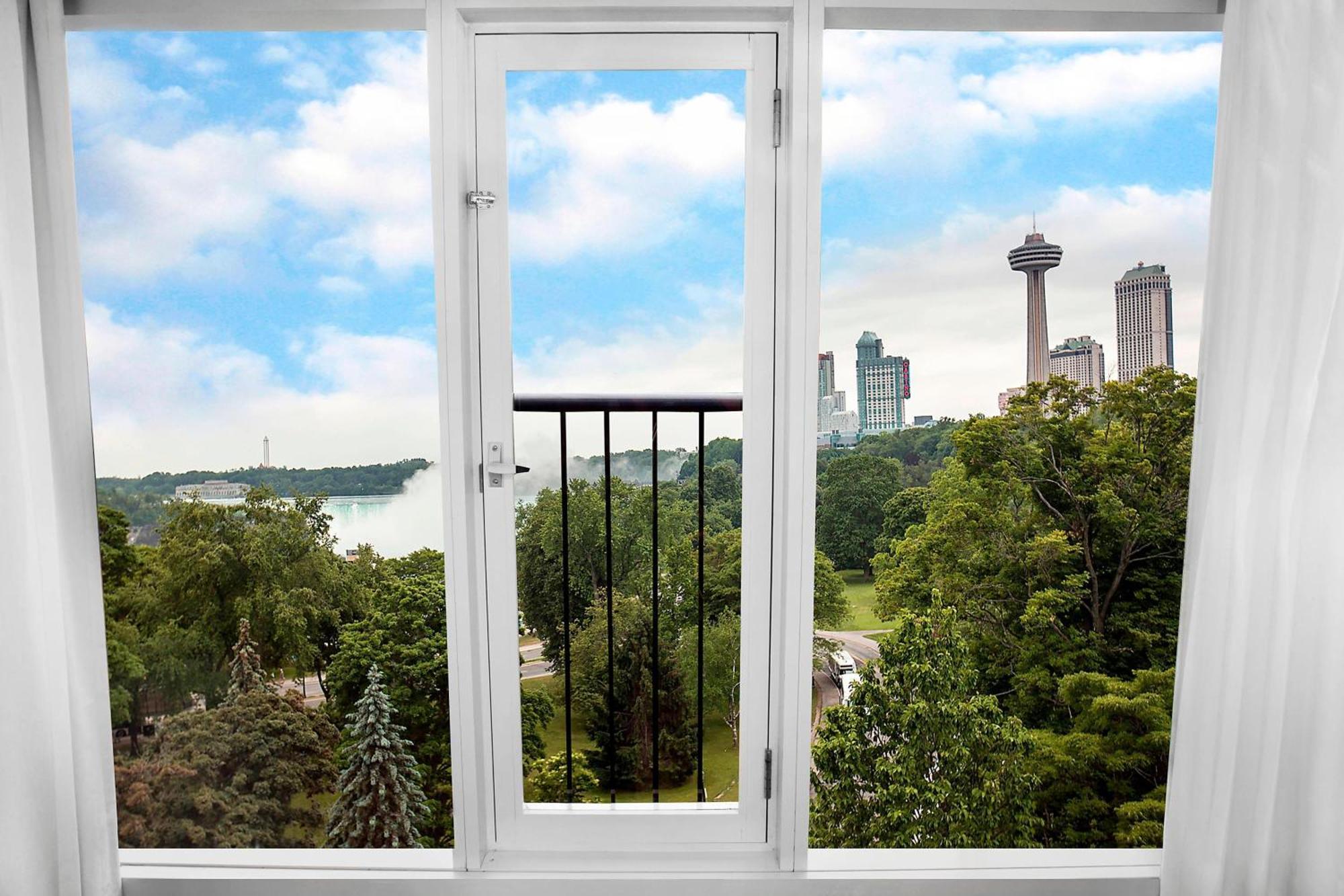 Partial Fallsview Guest room 1 Queen