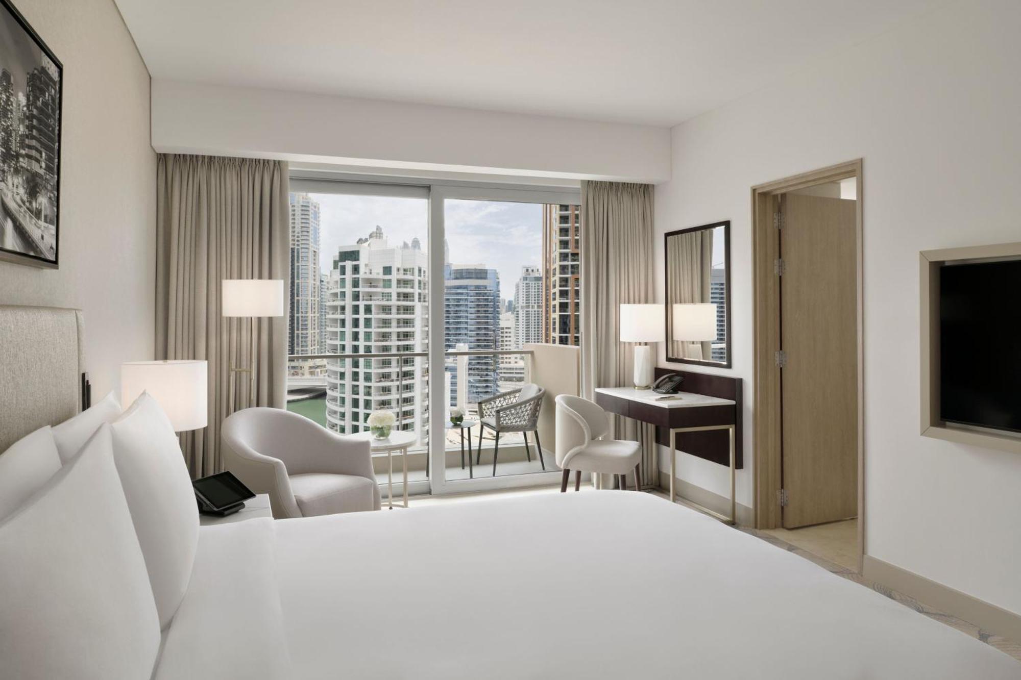 Deluxe City View Room King Bed Including direct access to Dubai Marina Mall & Marina Walk