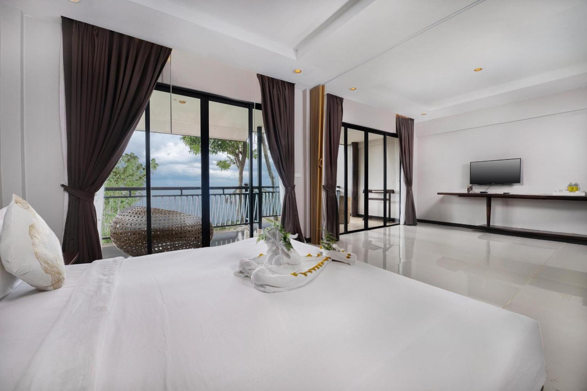 Treasure Hillside Suite Sea View