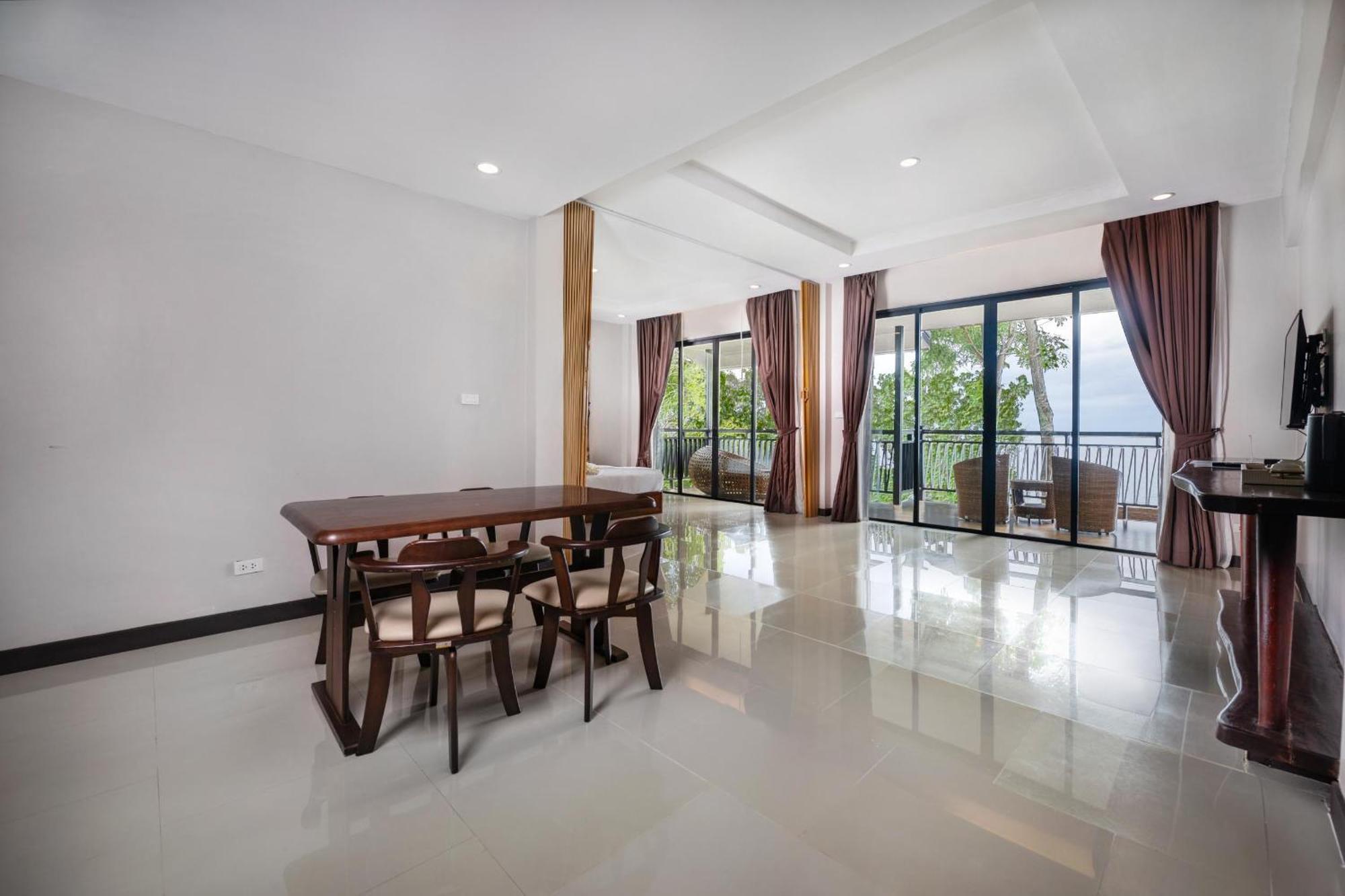 Treasure Hillside Suite Sea View