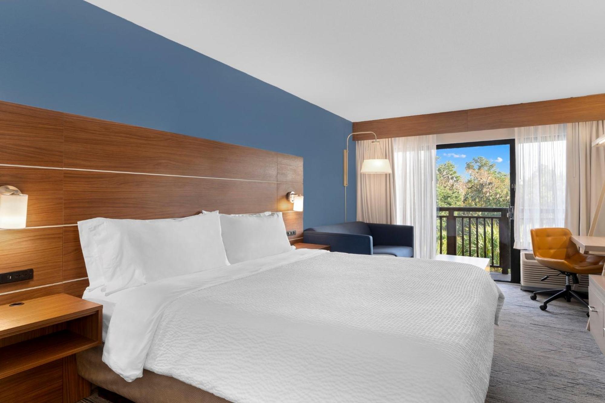 Quarto com Cama King-size e Sofá-cama - Vista da Piscina