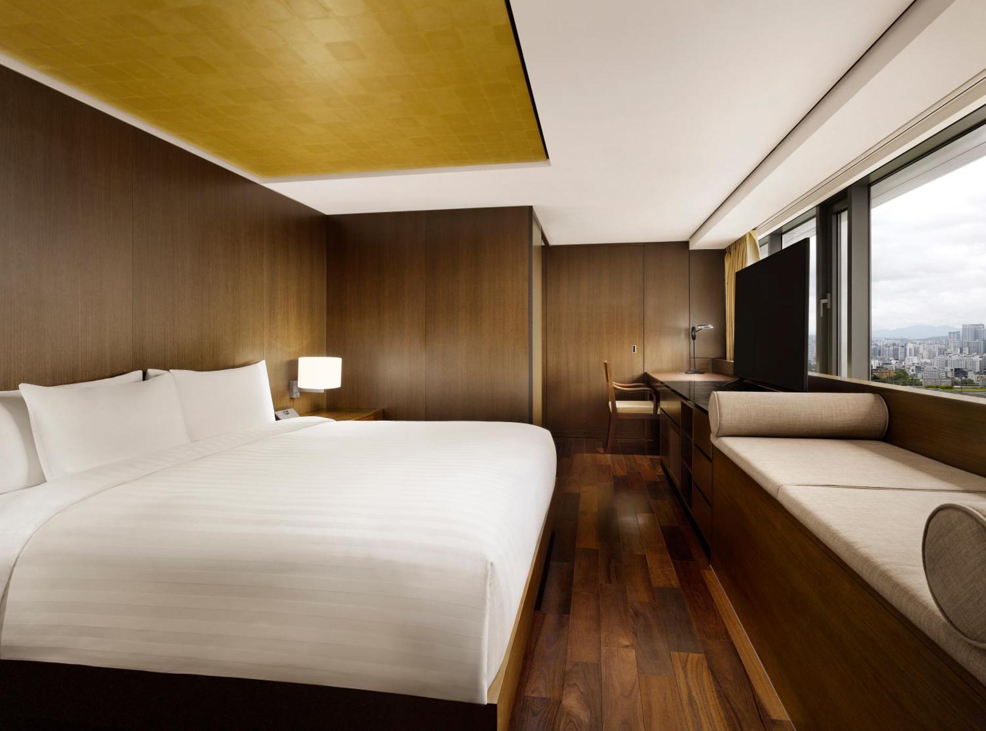 Premier Pool Suite