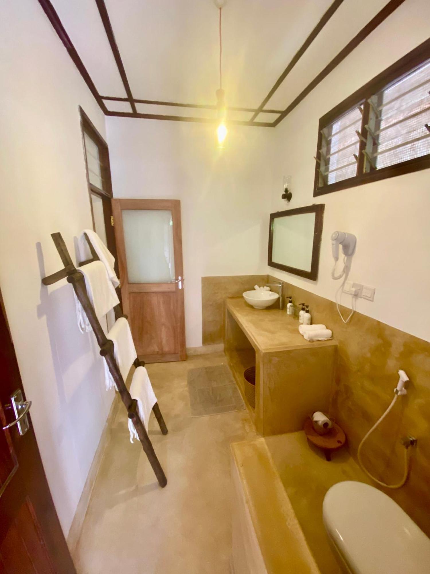 Family Room Tropical shower Balcony