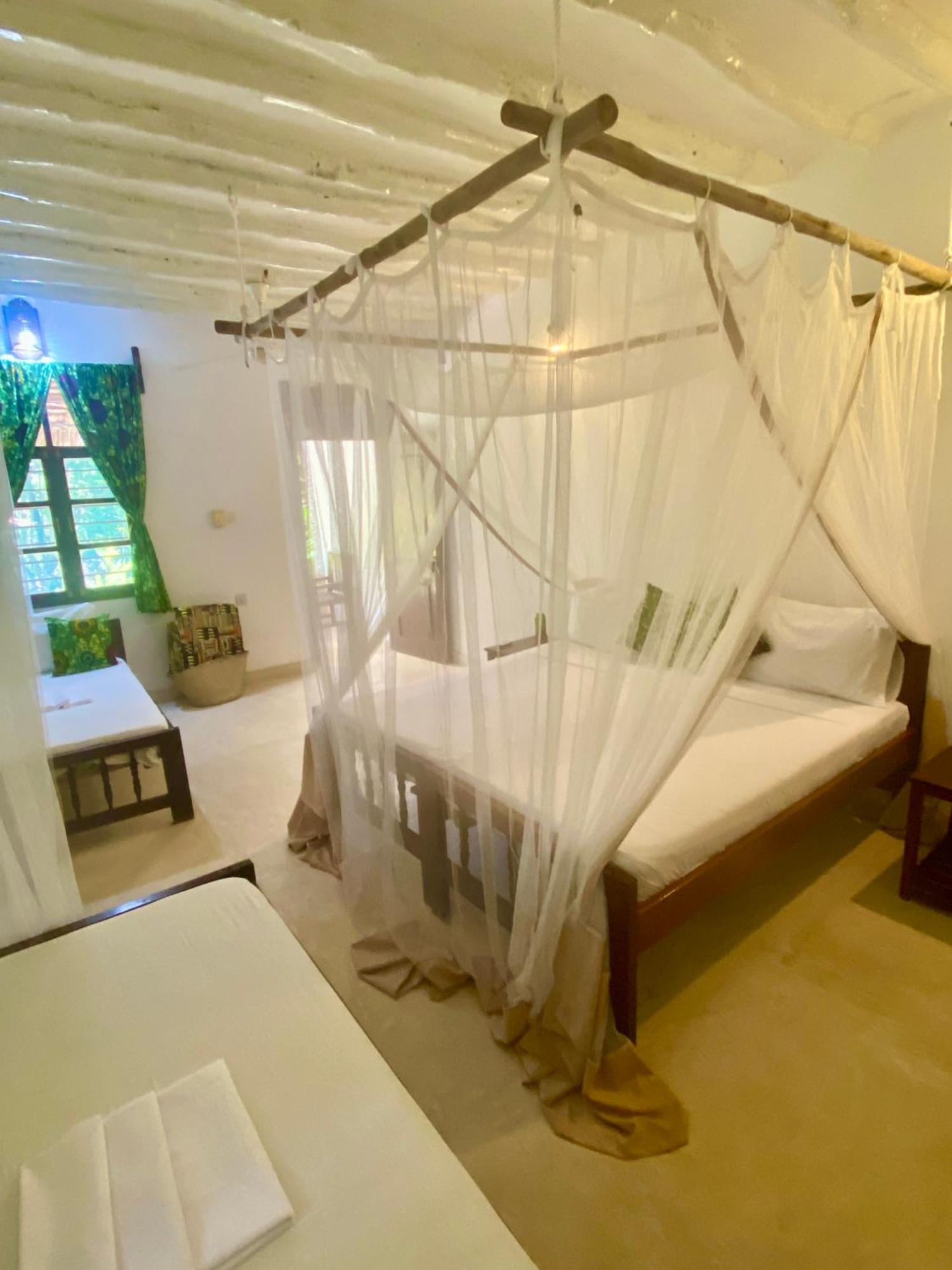 Family Room Tropical shower Balcony