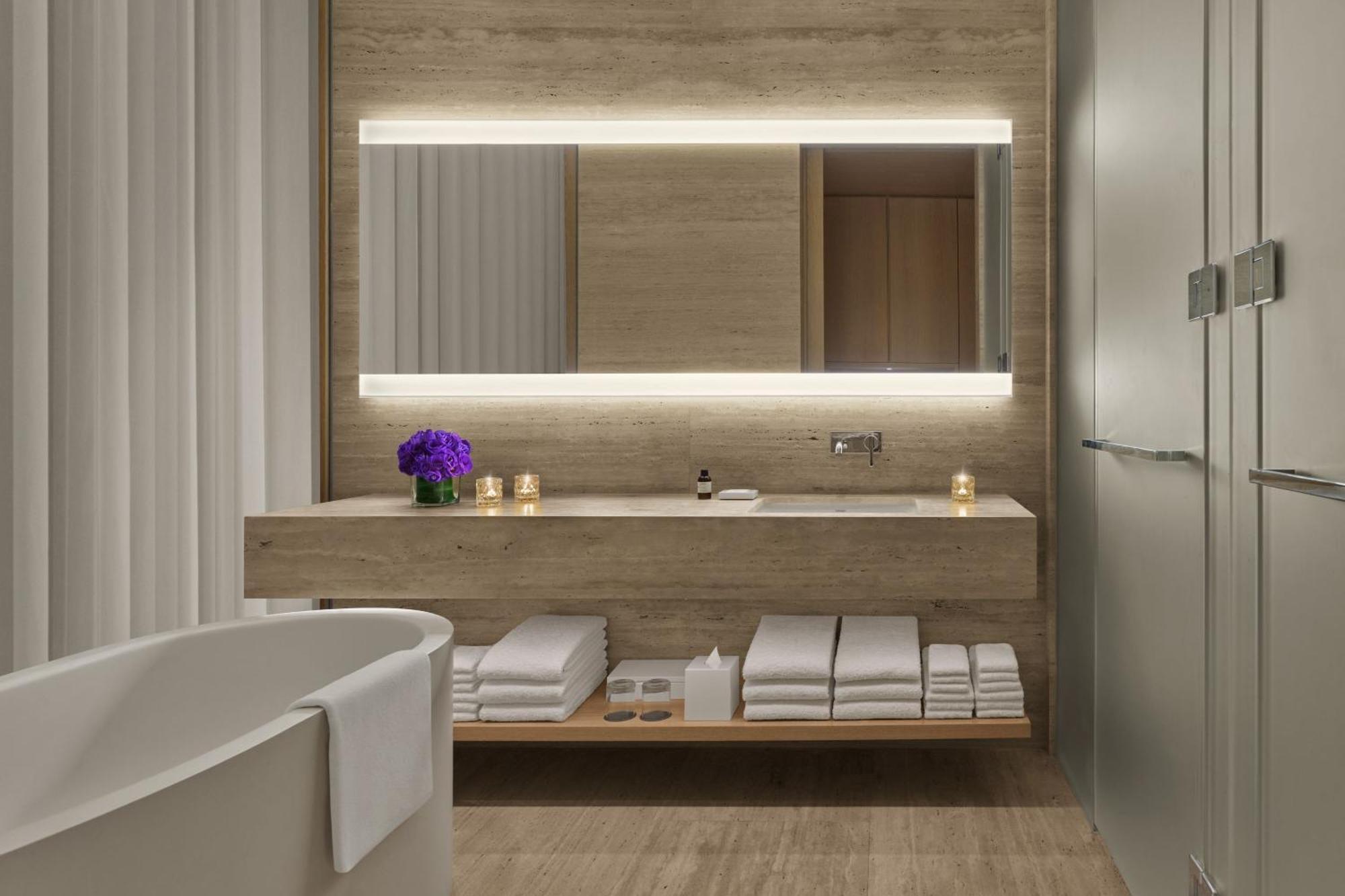 Zimmer mit Kingsize-Bett und Balkon