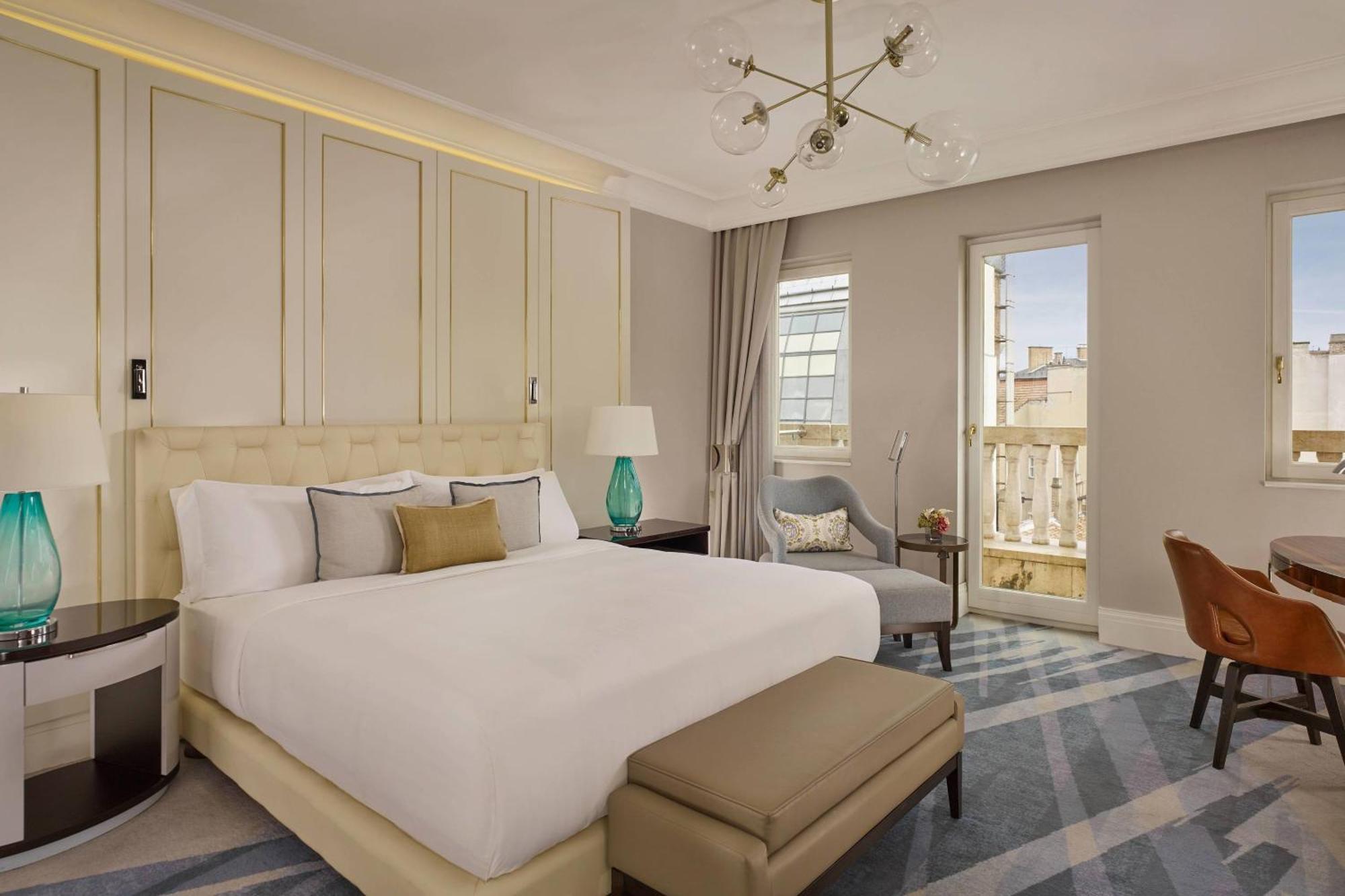 Club King Room