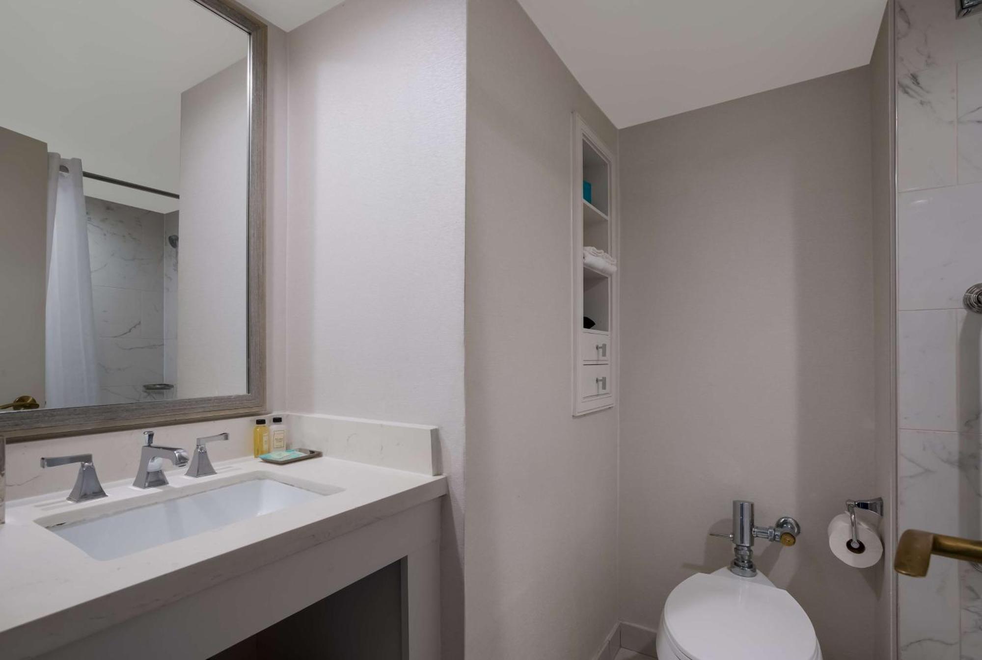 Camera con 1 Letto King-Size e Balcone Arredato su Interno