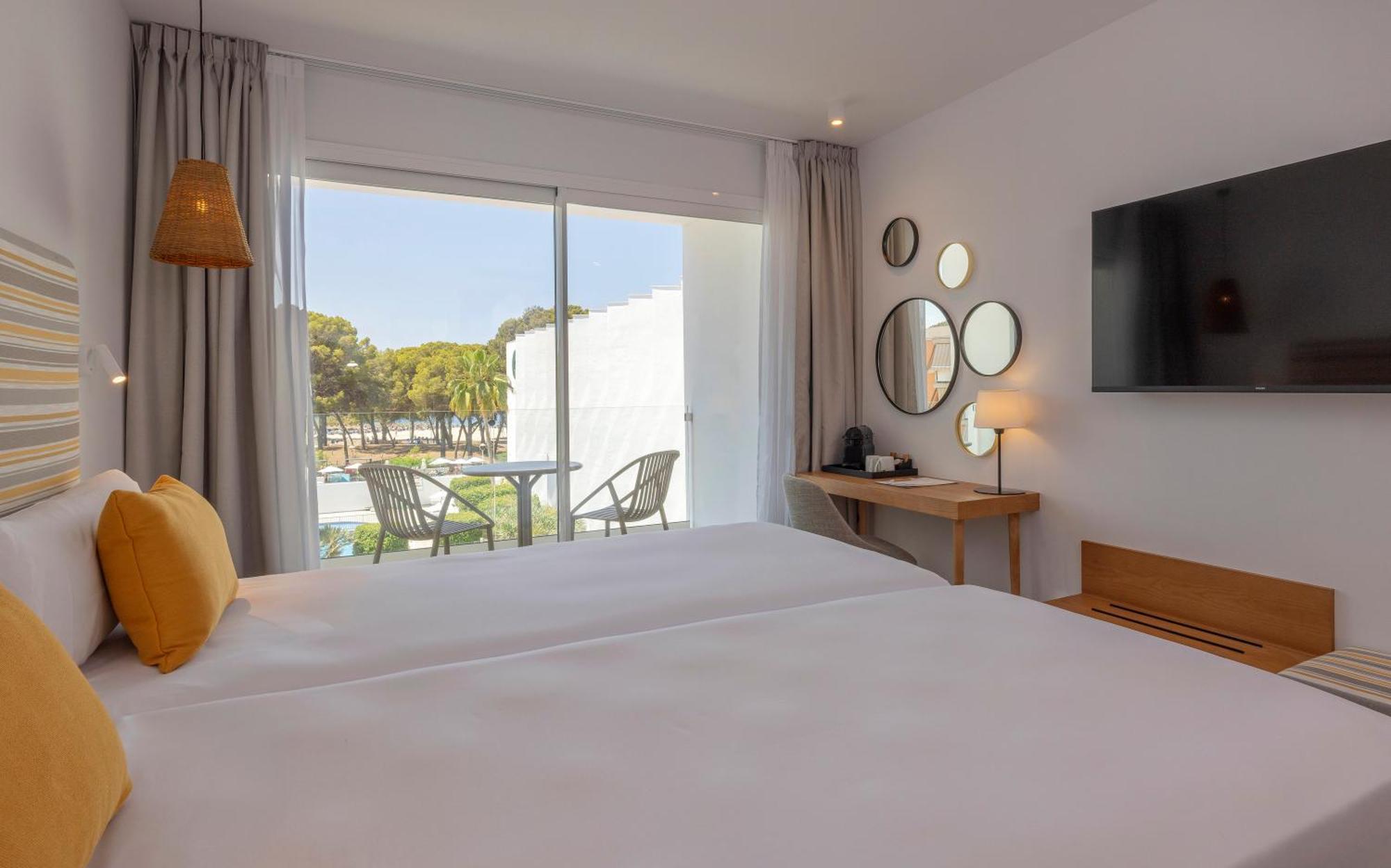 Twin room Balcony Partial Beach View