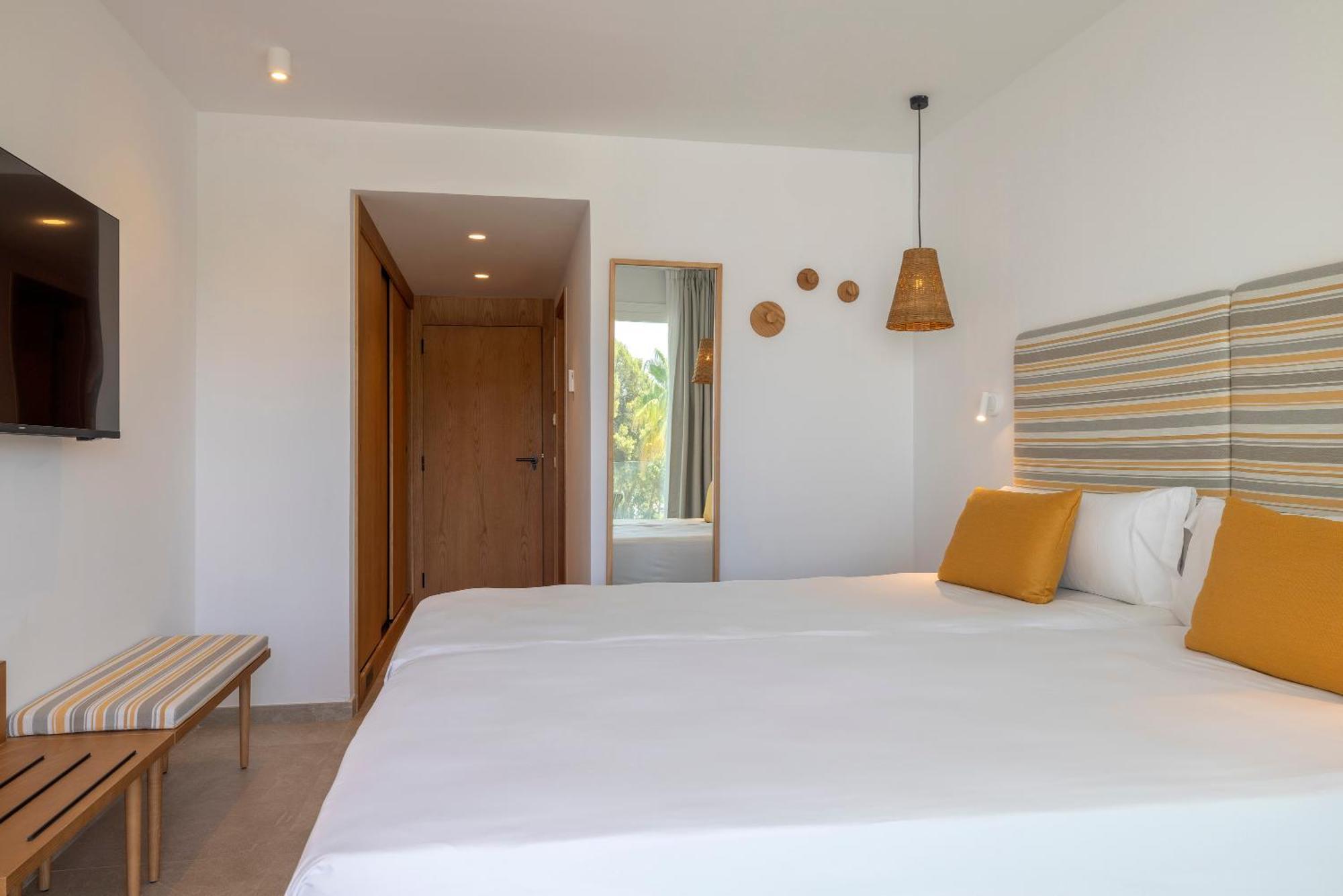Twin room Balcony Partial Beach View