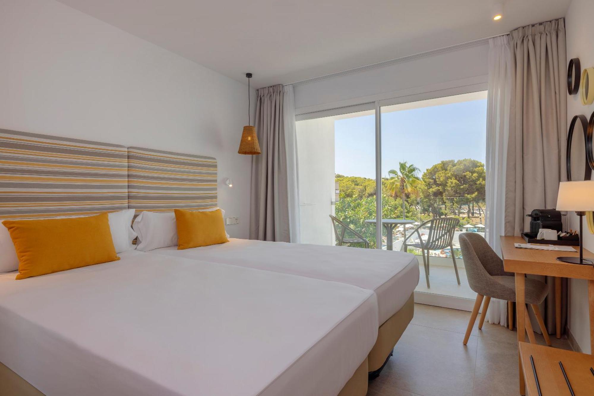 Twin room Balcony Partial Beach View