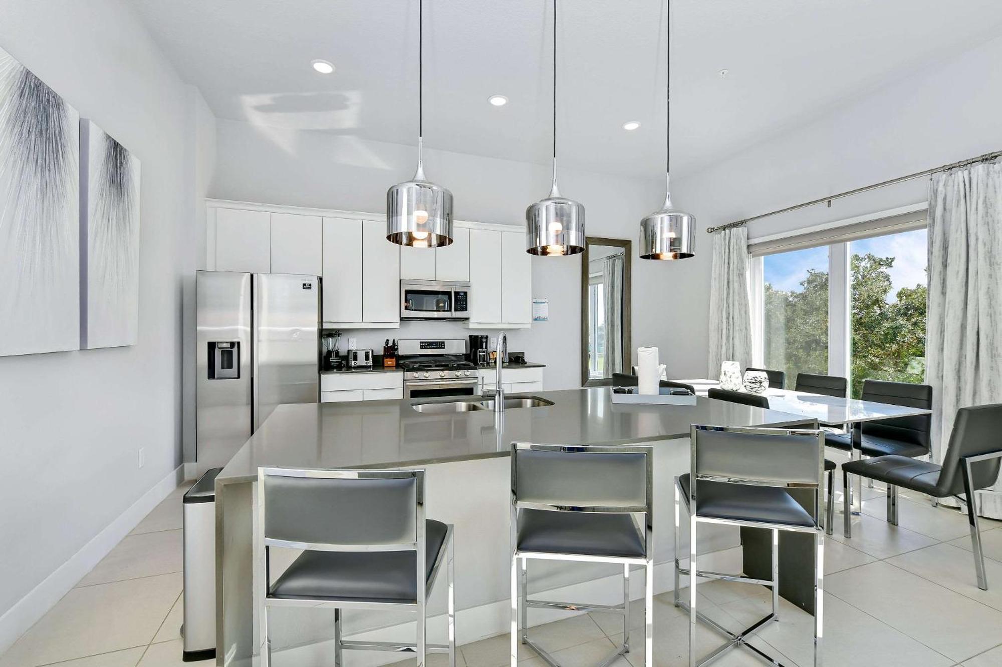 Five-Bedroom Deluxe Apartment