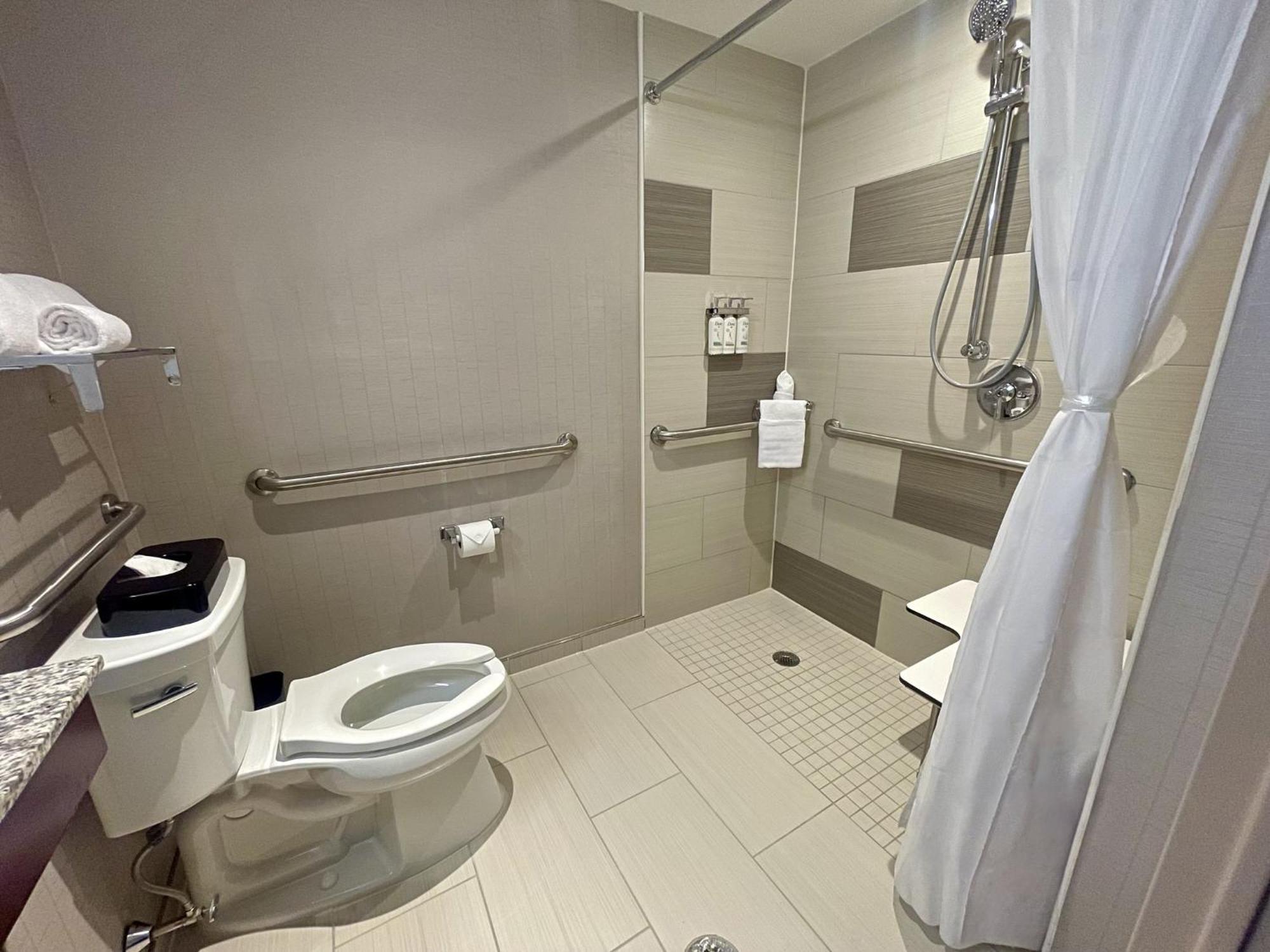 King Room - Hearing Accessible - Roll-in Shower,1610837626:JPEG