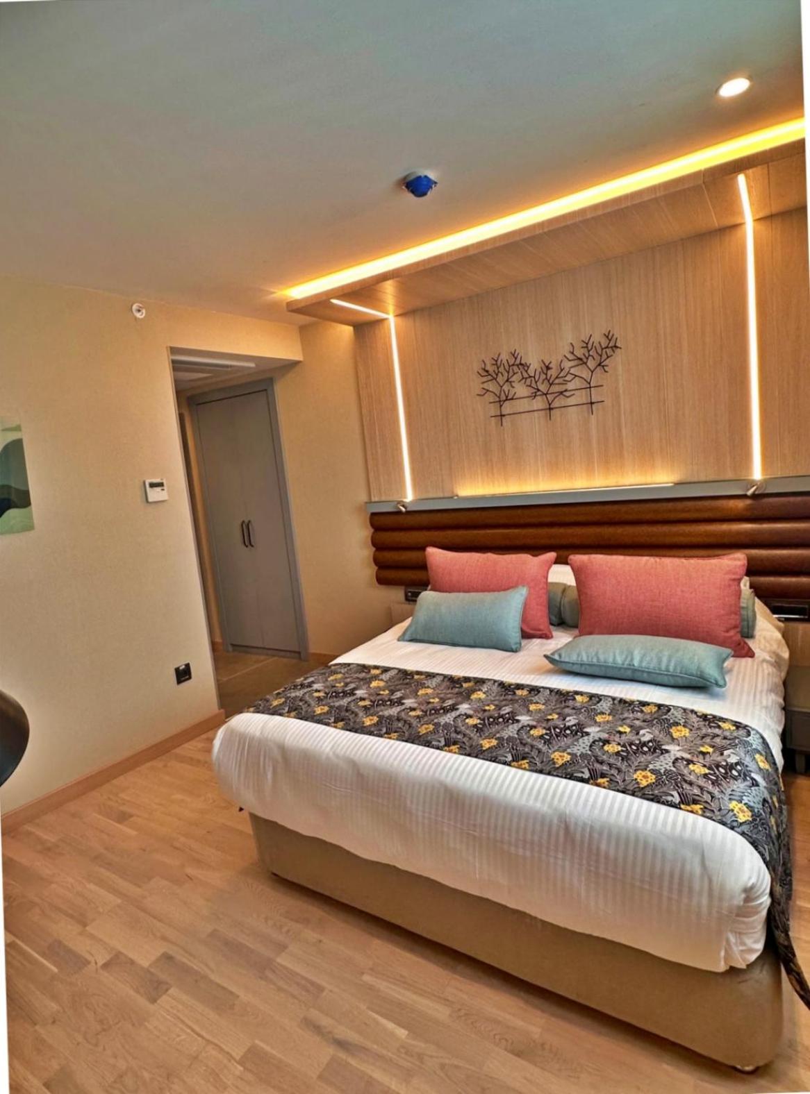 Oferta Especial - Quarto com Cama de Casal ou 2 de Solteiro e 1 Transfer (Aeroporto)