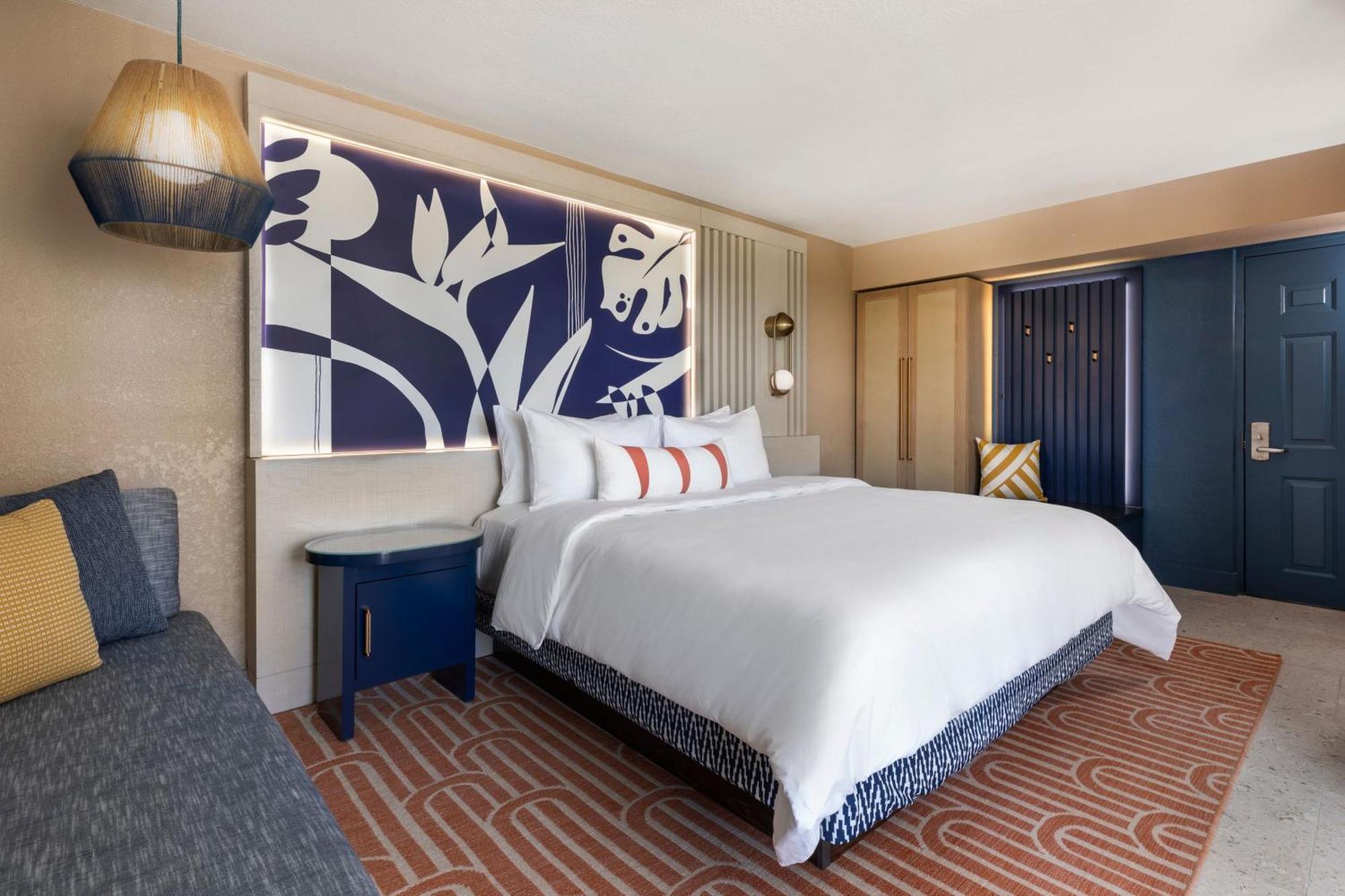 Zimmer mit Kingsize-Bett und Meerblick