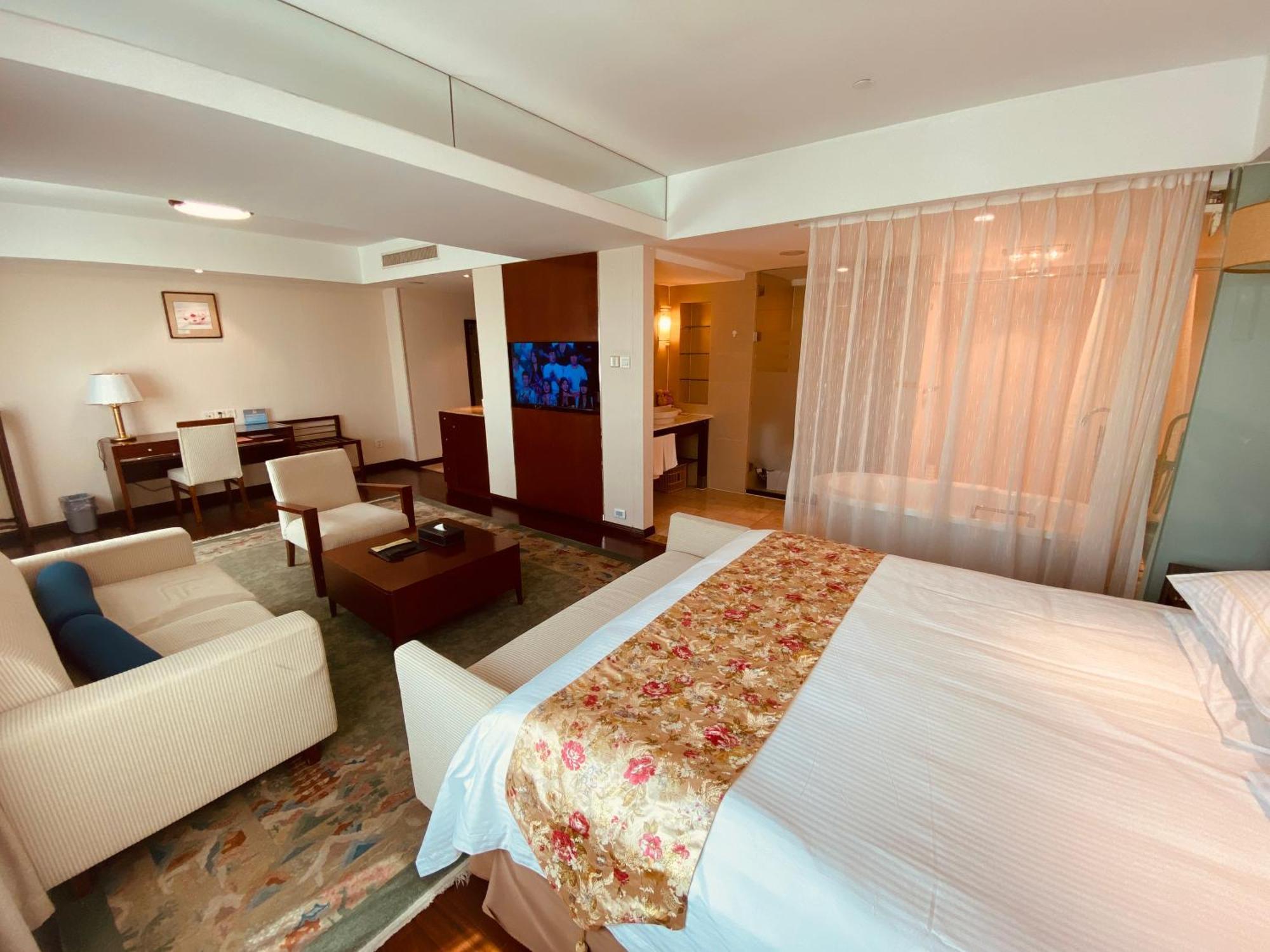 Executive Deluxe Queen Room