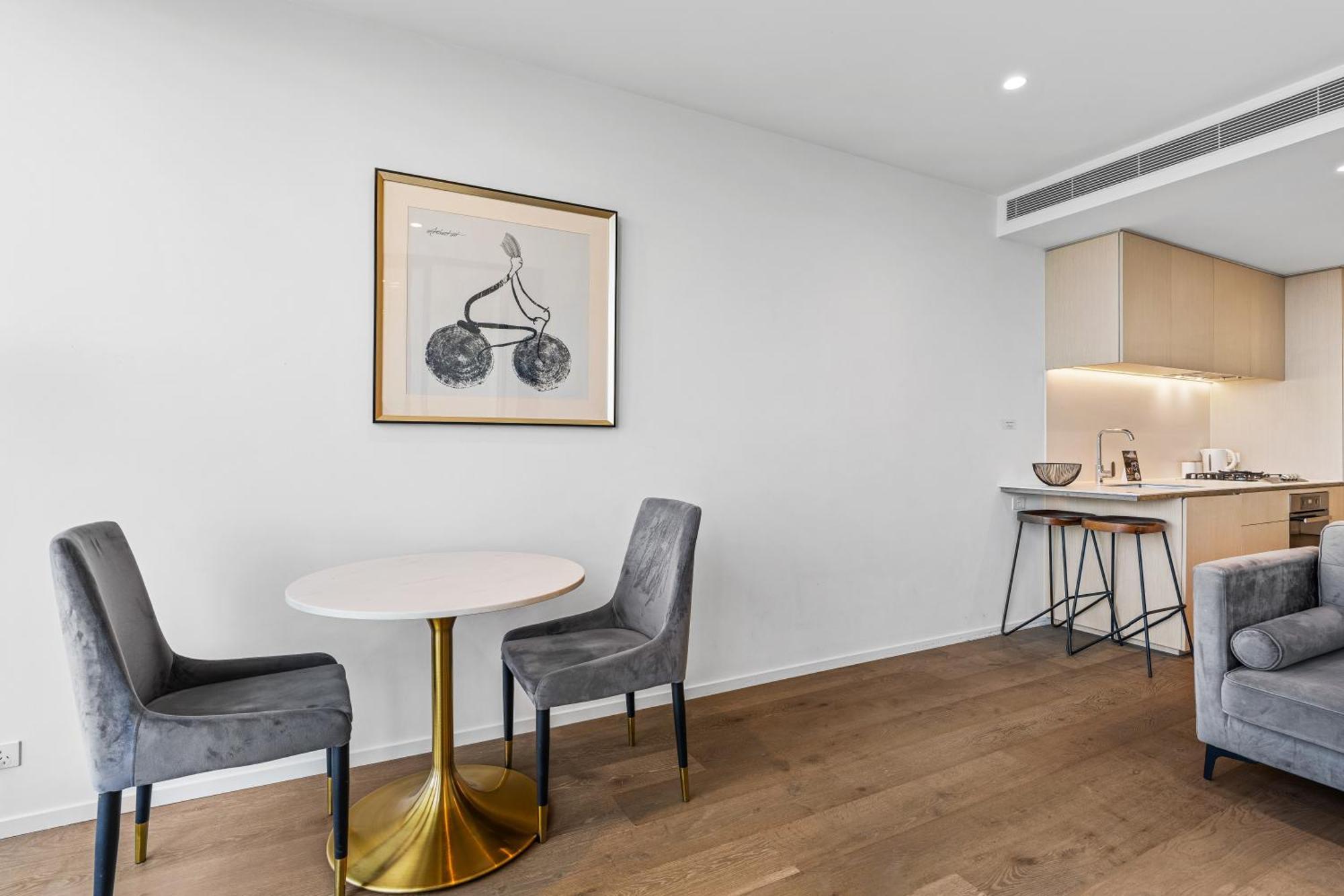 One Bedroom Sky High Apartment