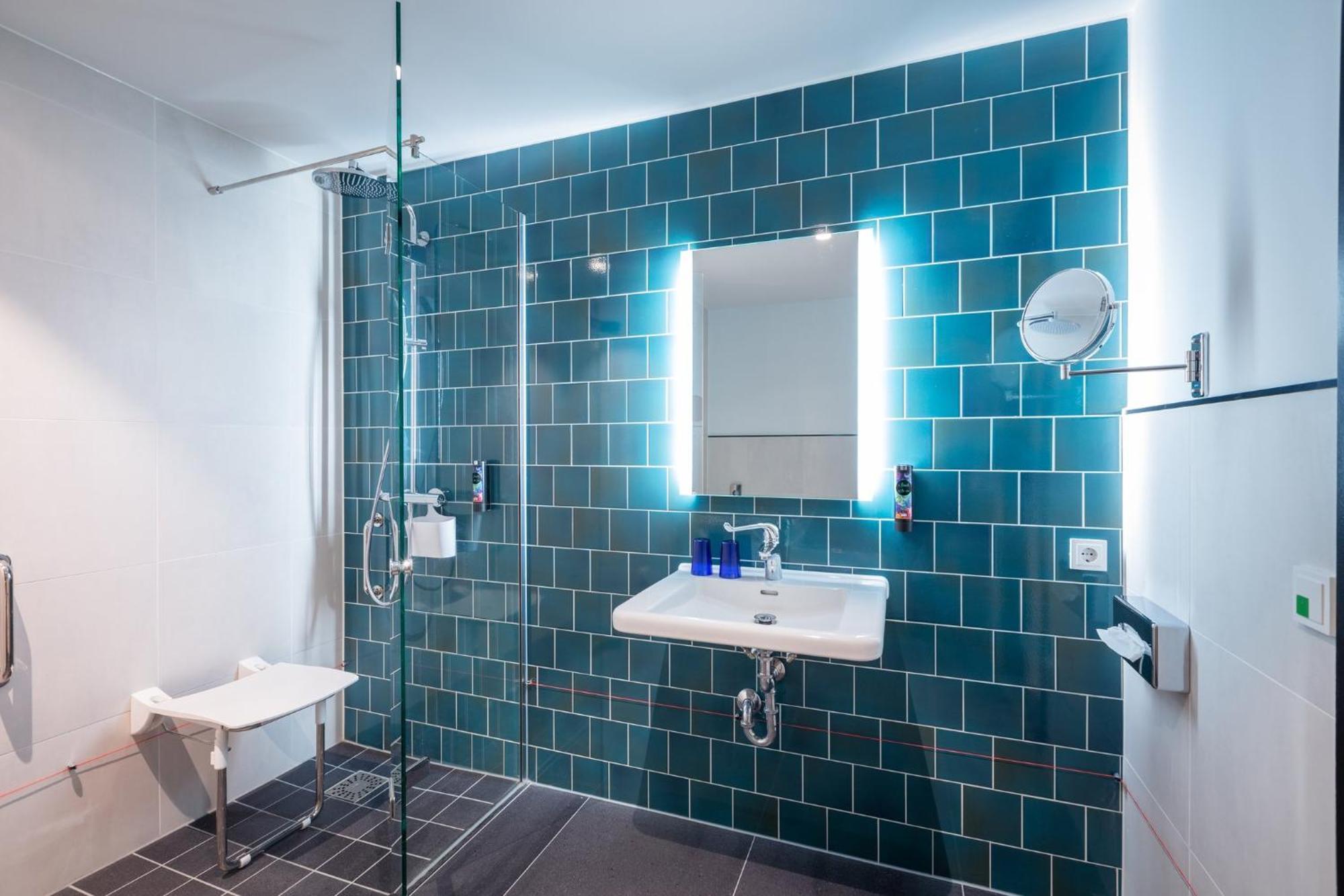 Standard Queen Room Accessible