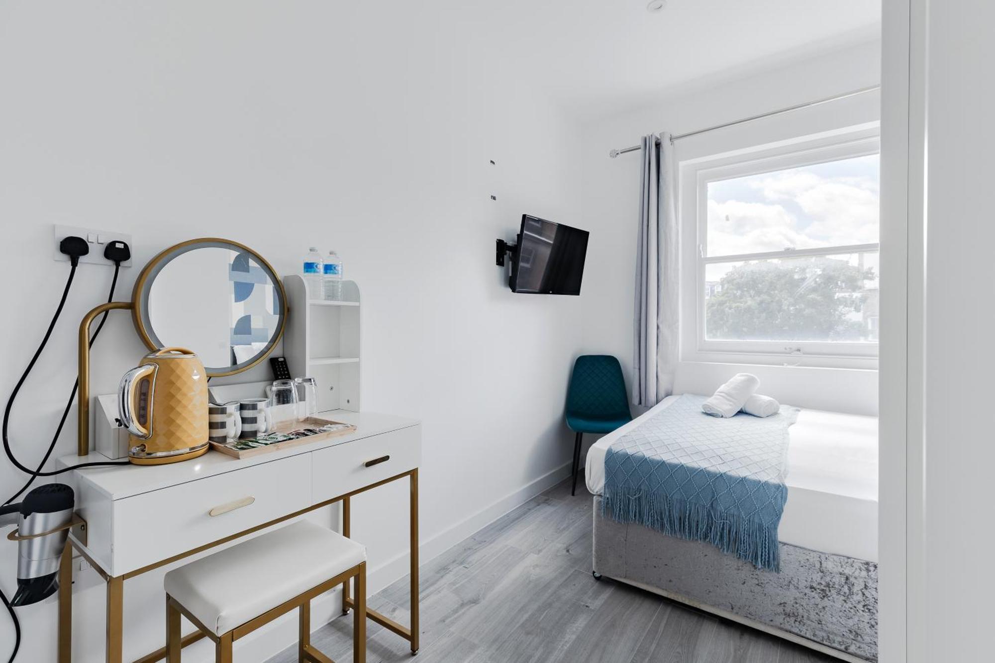 Deluxe Double Room Shower