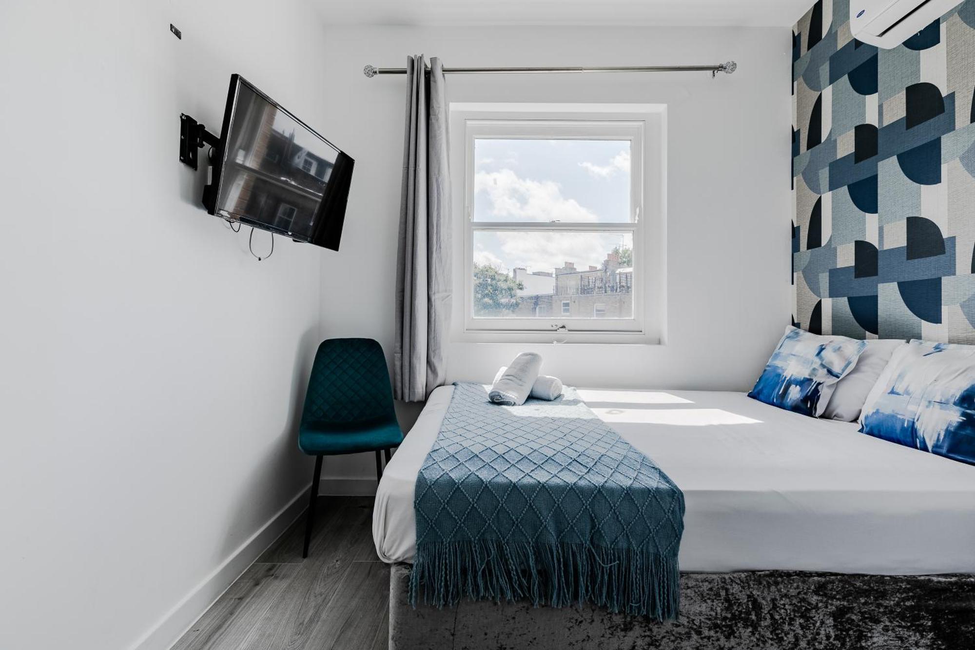 Deluxe Double Room Shower