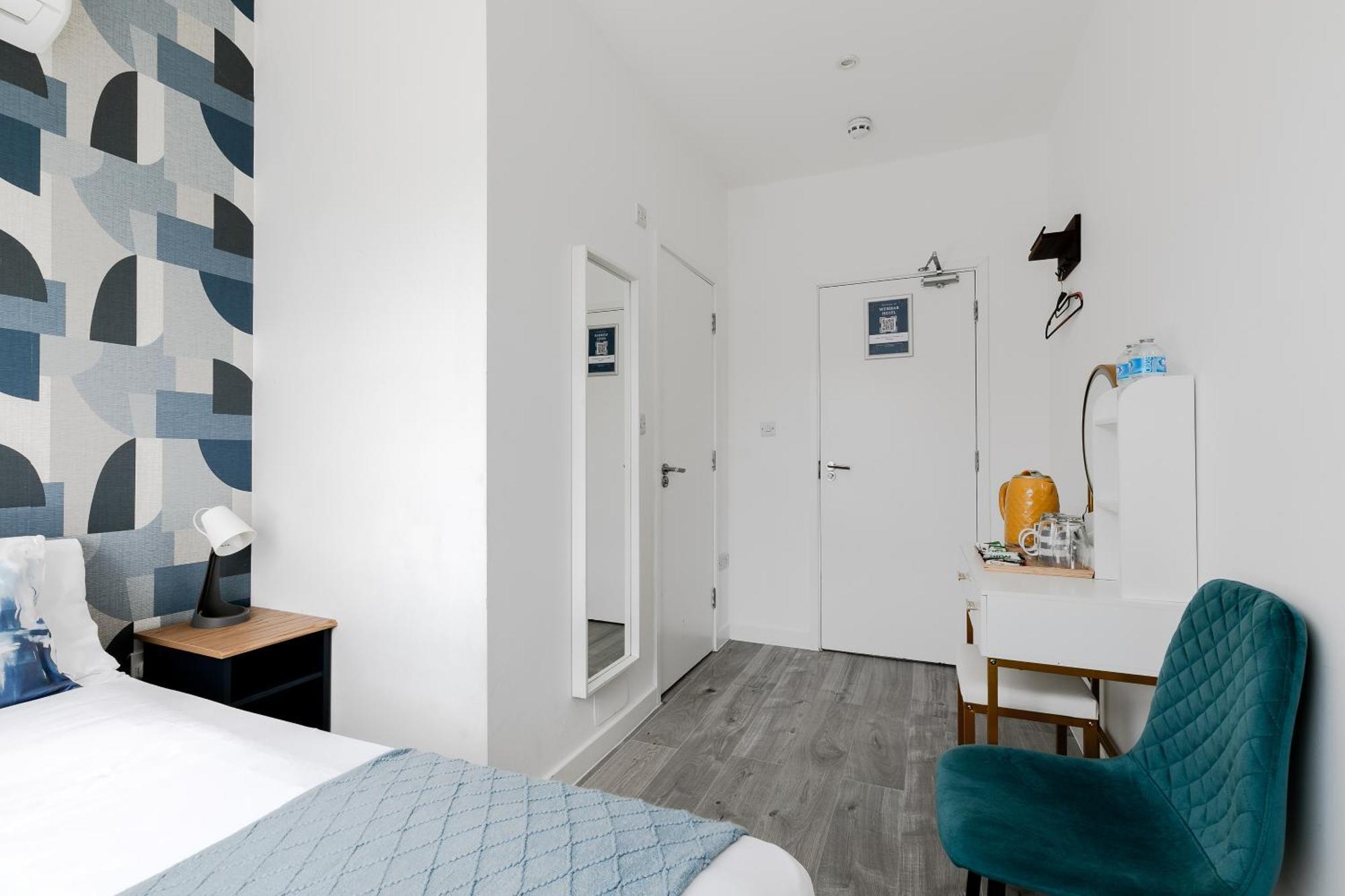 Deluxe Double Room Shower