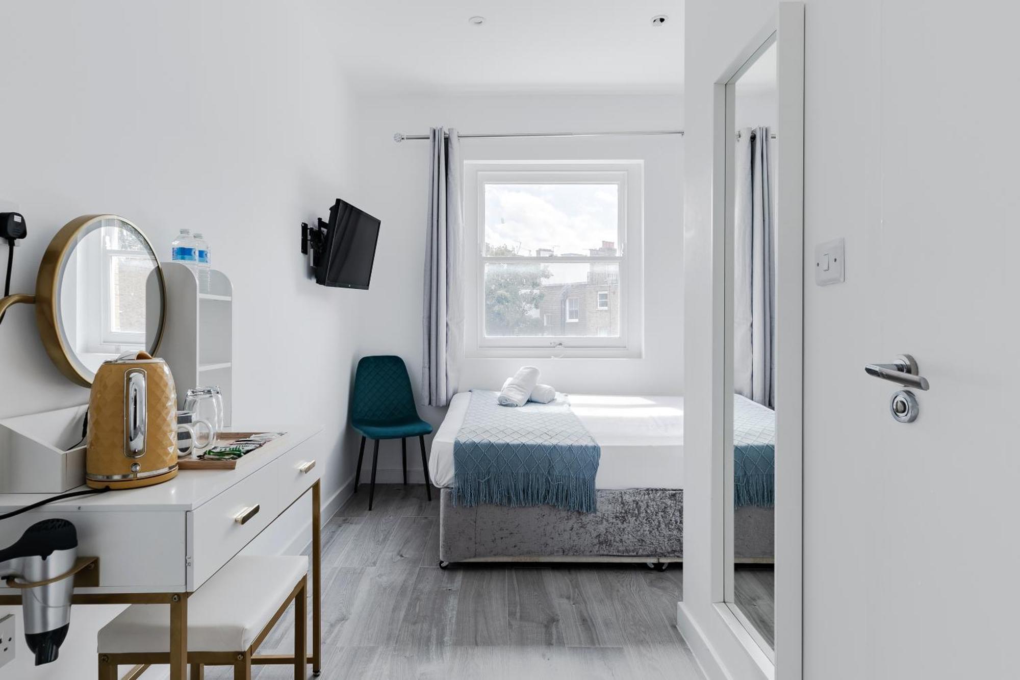 Deluxe Double Room Shower
