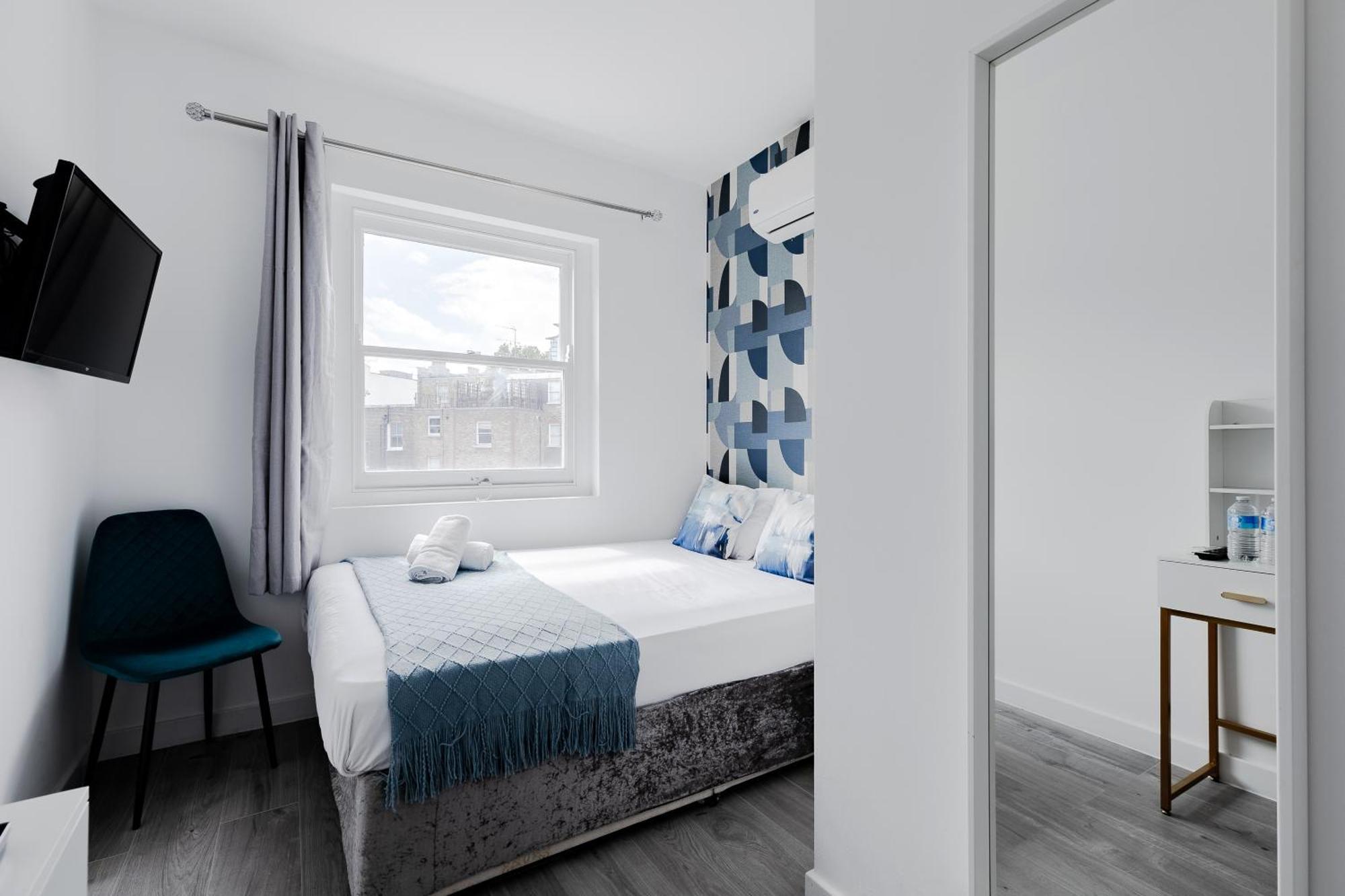 Deluxe Double Room Shower