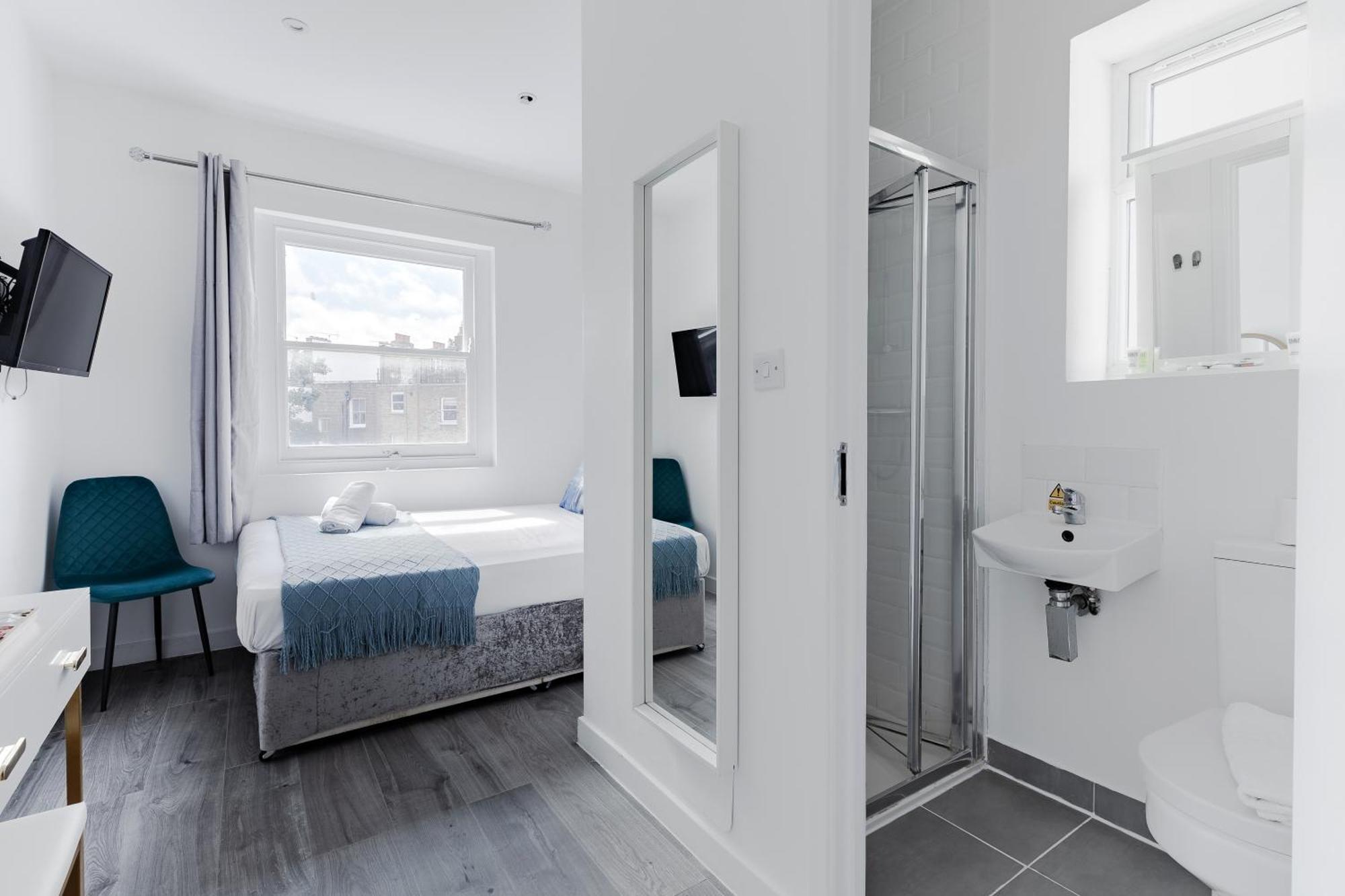 Deluxe Double Room Shower
