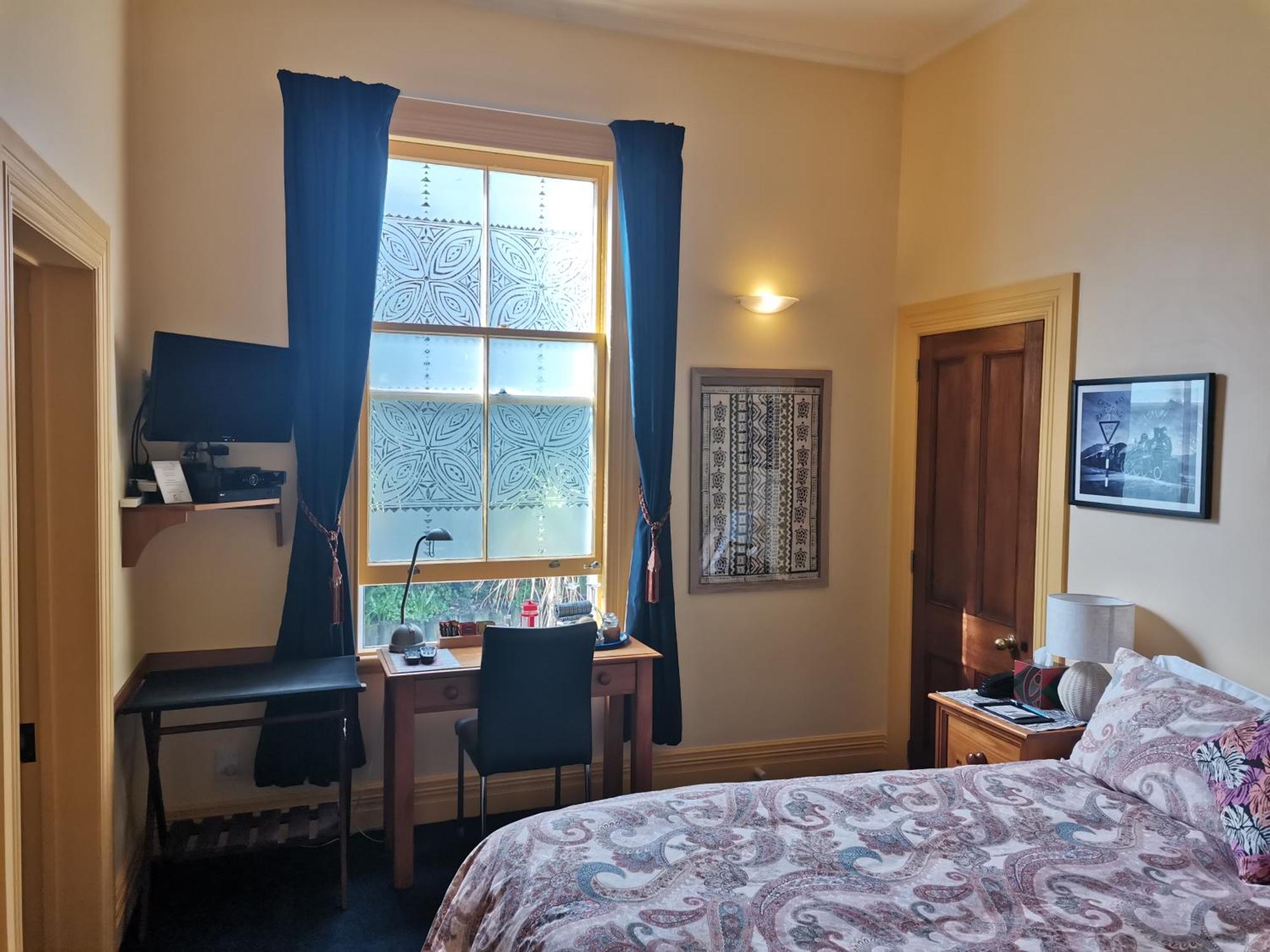Villa Queen Bed