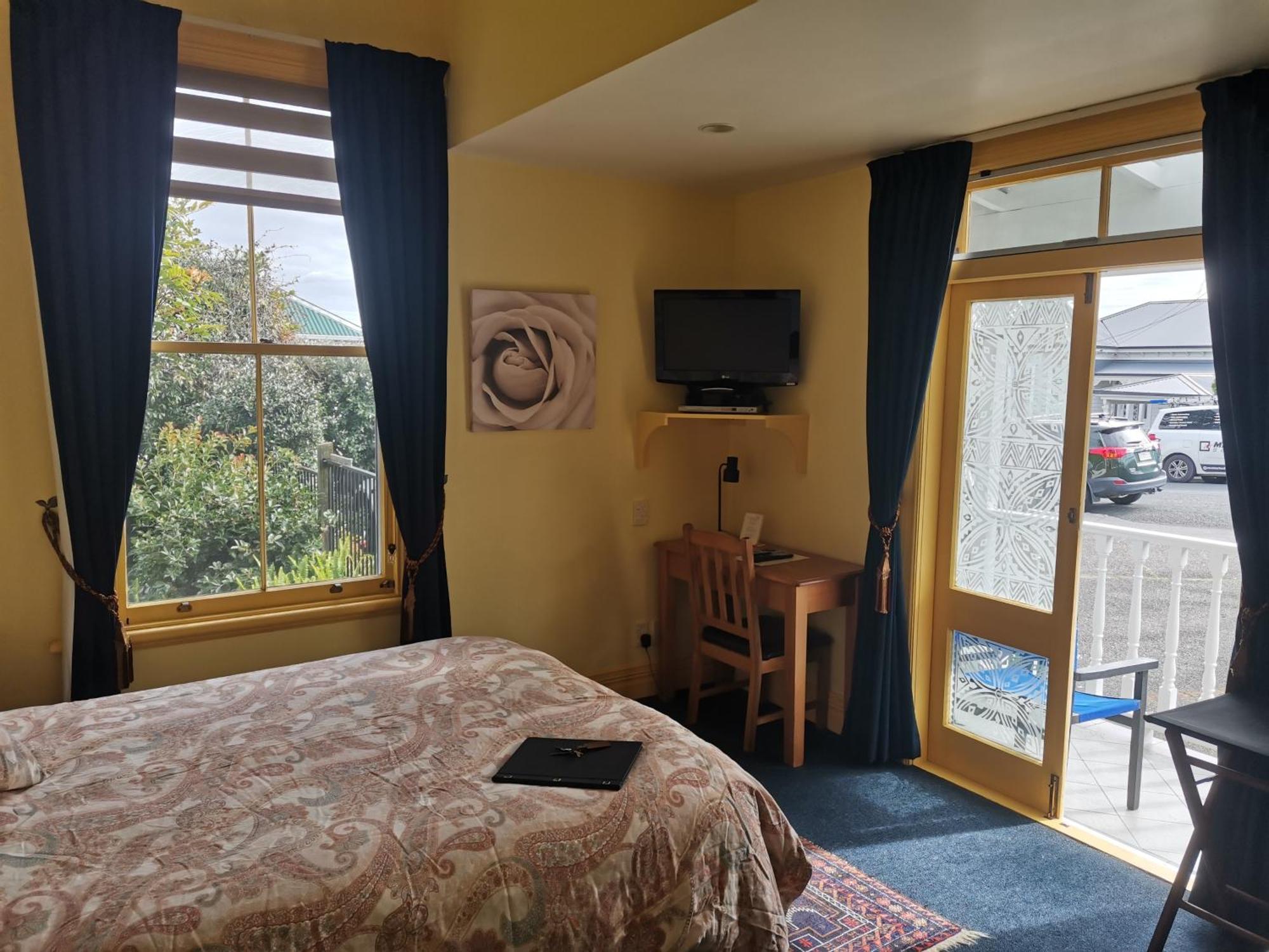 Villa Queen Bed