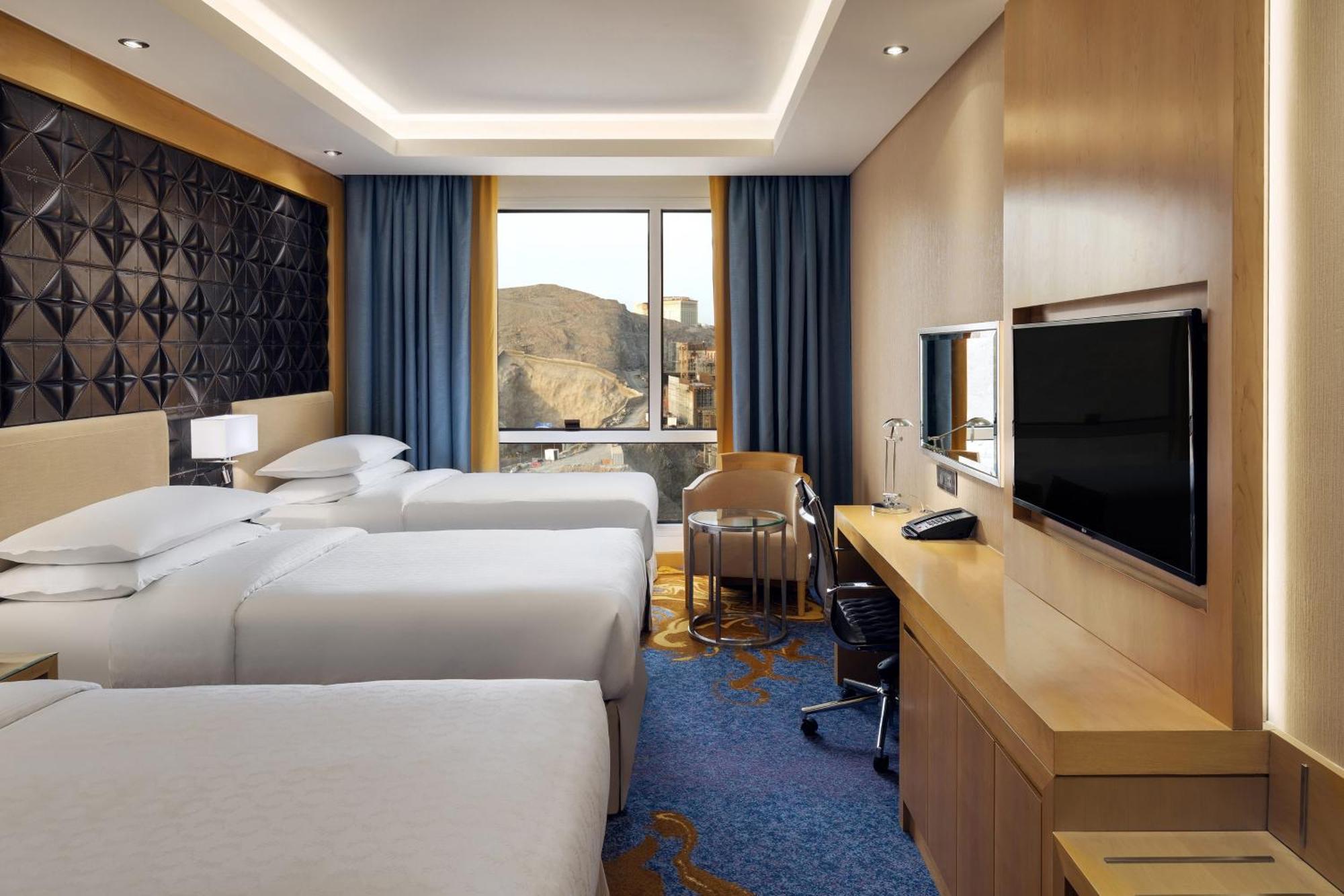 Chambre Triple Traditionnelle avec 3 Lits Jumeaux - Vue Partielle sur Haram