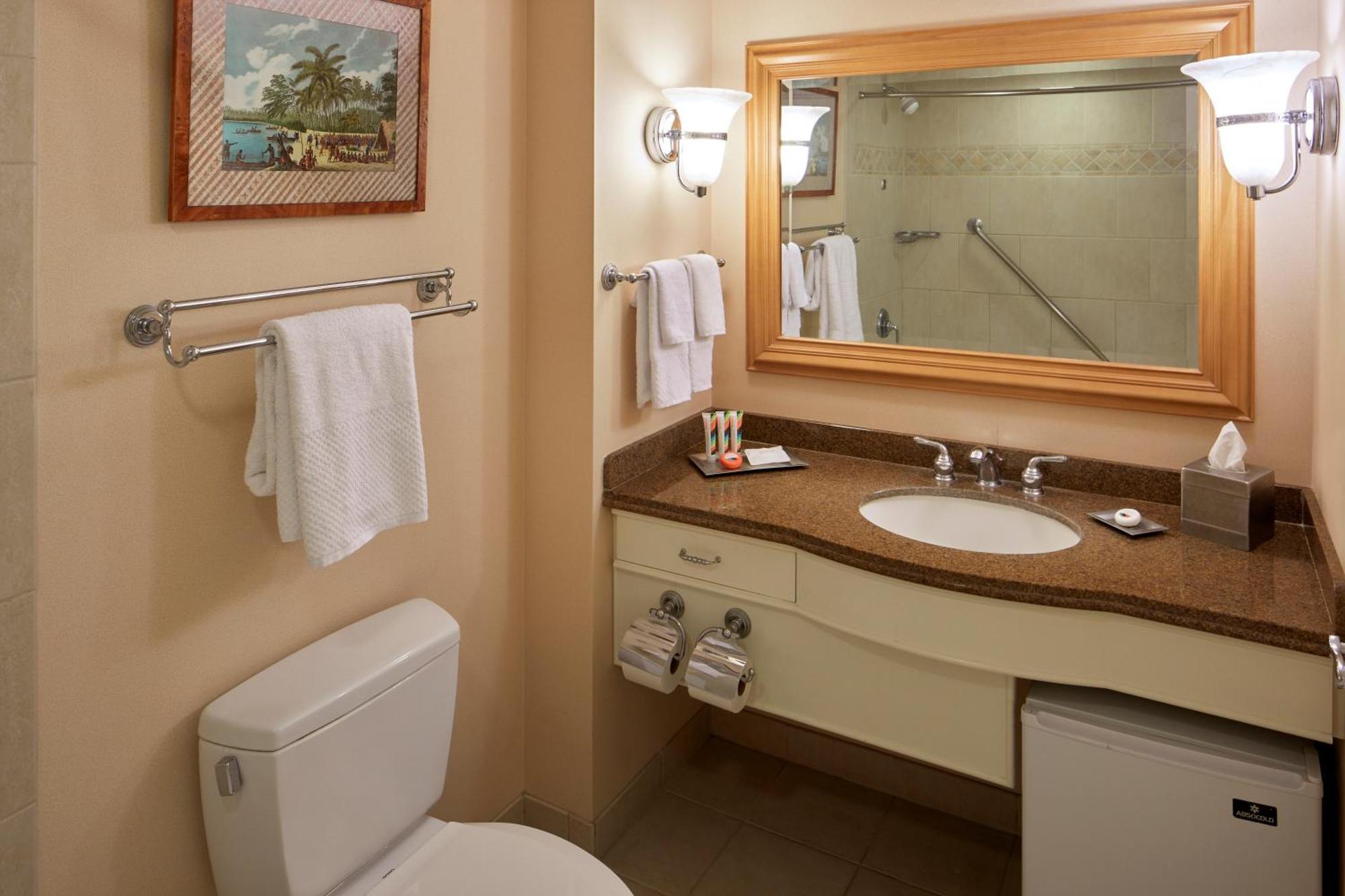 Zimmer mit Kingsize-Bett und Aussicht über das Resort