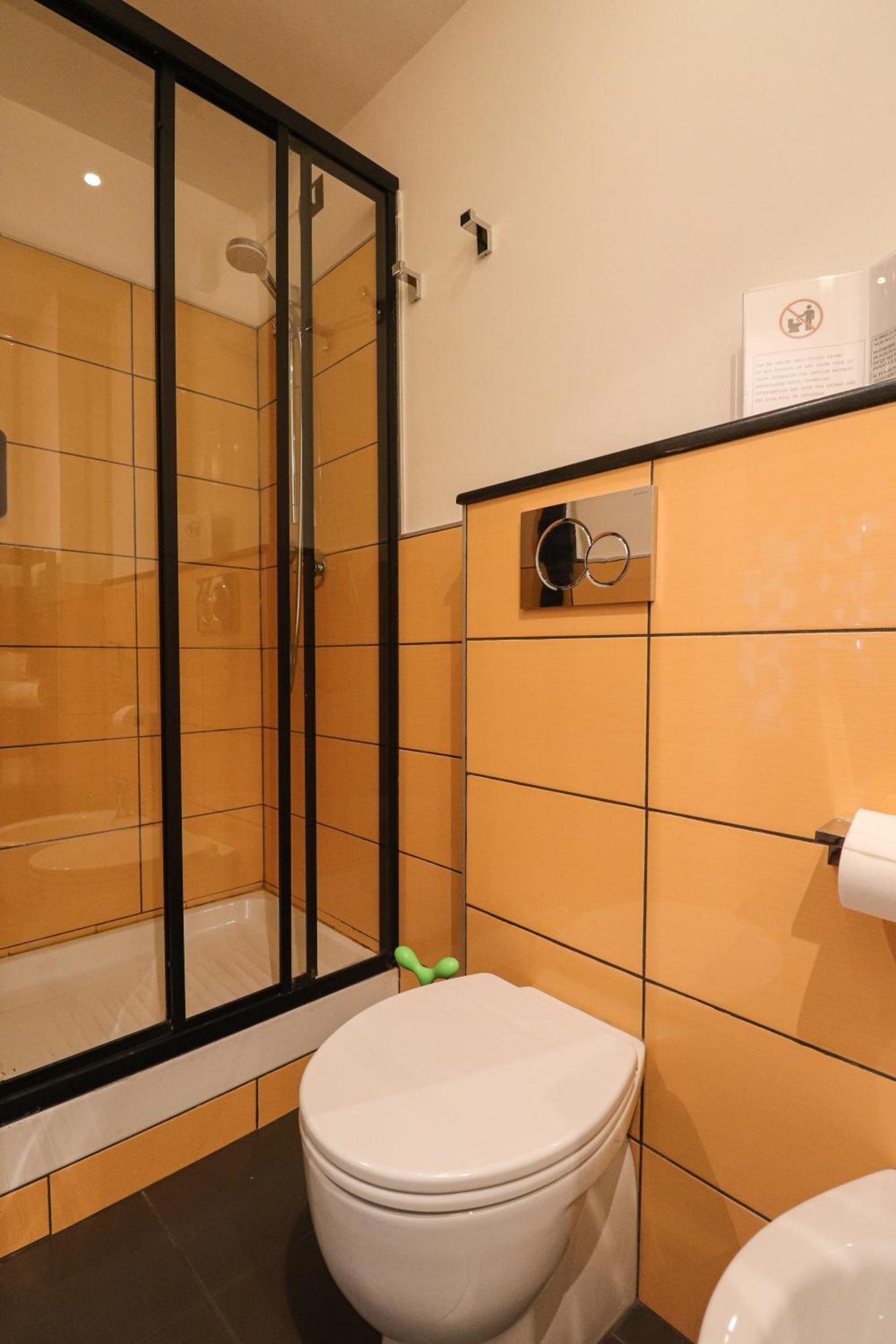 Deluxe Double Room Shower