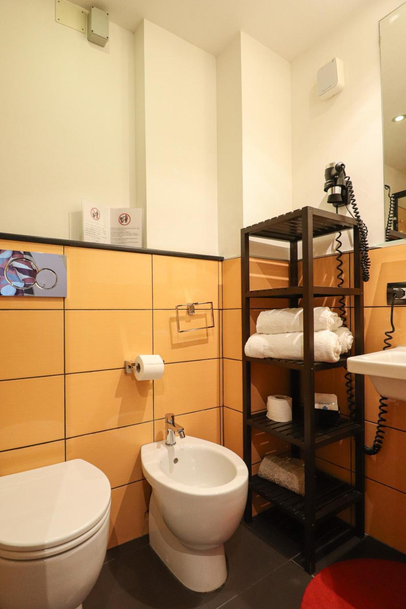 Deluxe Double Room Shower