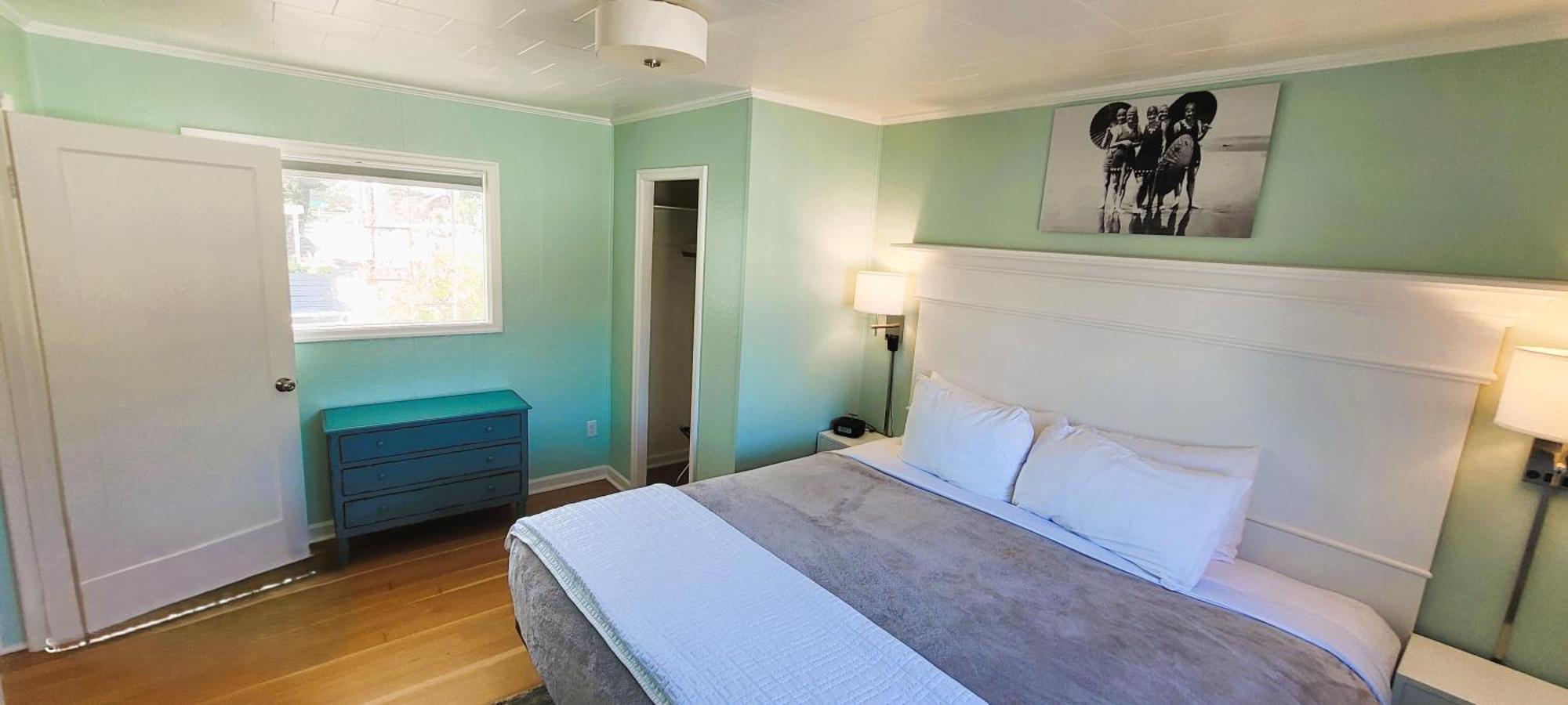 One Bedroom Cottage Full Kitchen