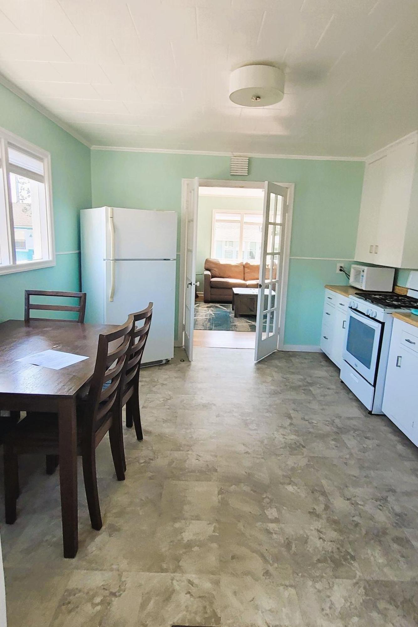 One Bedroom Cottage Full Kitchen