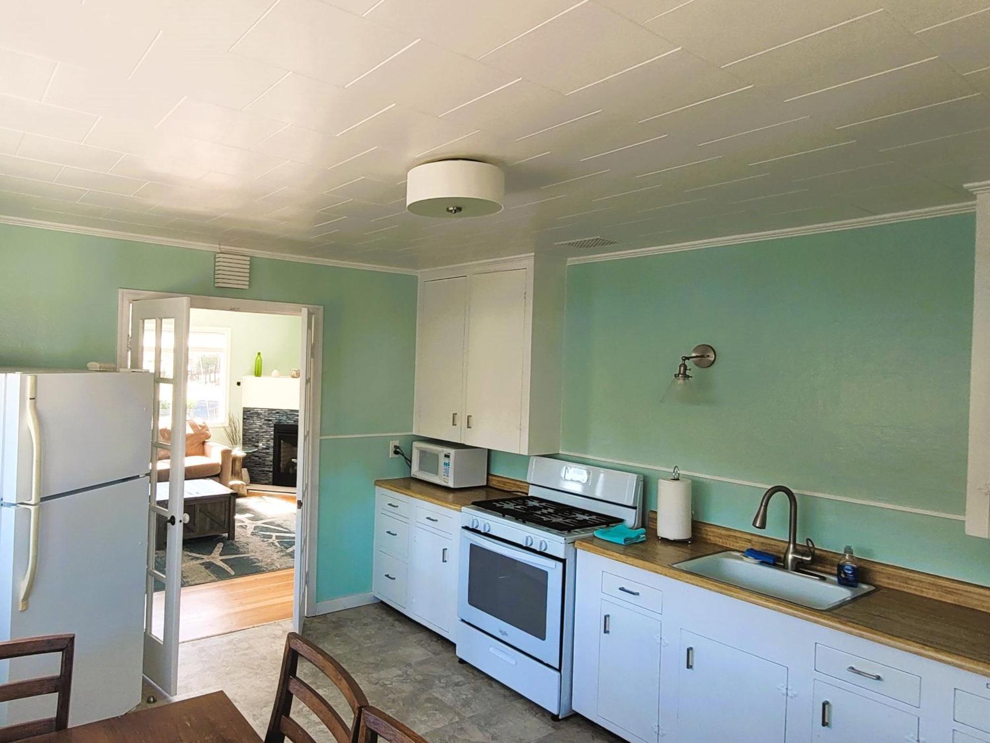 One Bedroom Cottage Full Kitchen