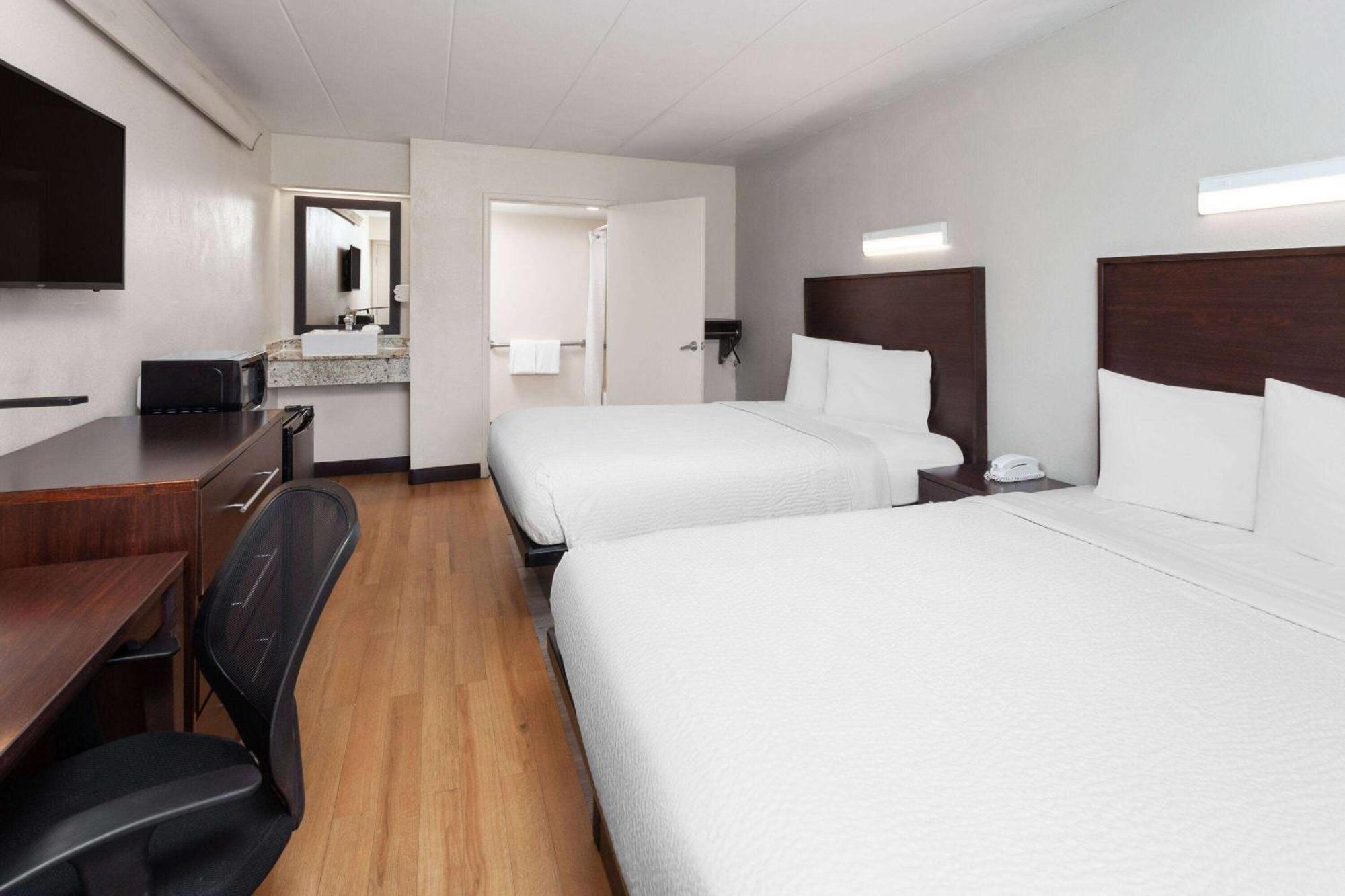 Mobility Accessible Roomm Two Double Beds Bathtub Grab Bars Non-Smoking,1614357568:JPEG