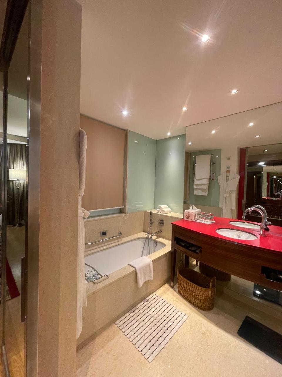 ITC One Executive level Larger Guest room complimentary lounge access on session of Spa on Laundry service1 King