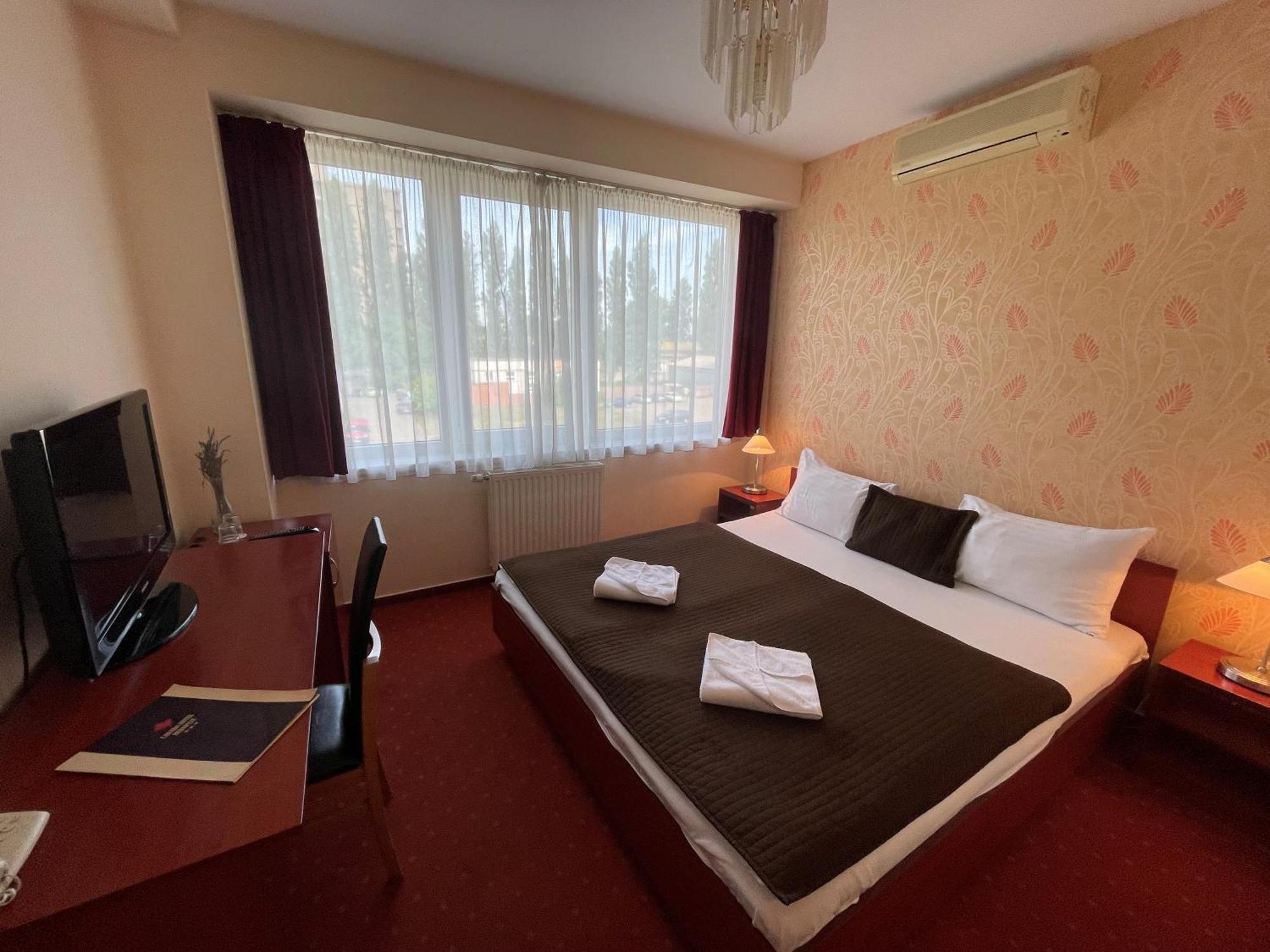 Standard Queen Room