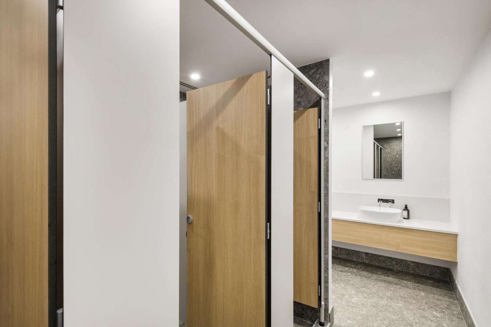 Cama em Dormitório Masculino com 4 Camas e Banheiro Compartilhado