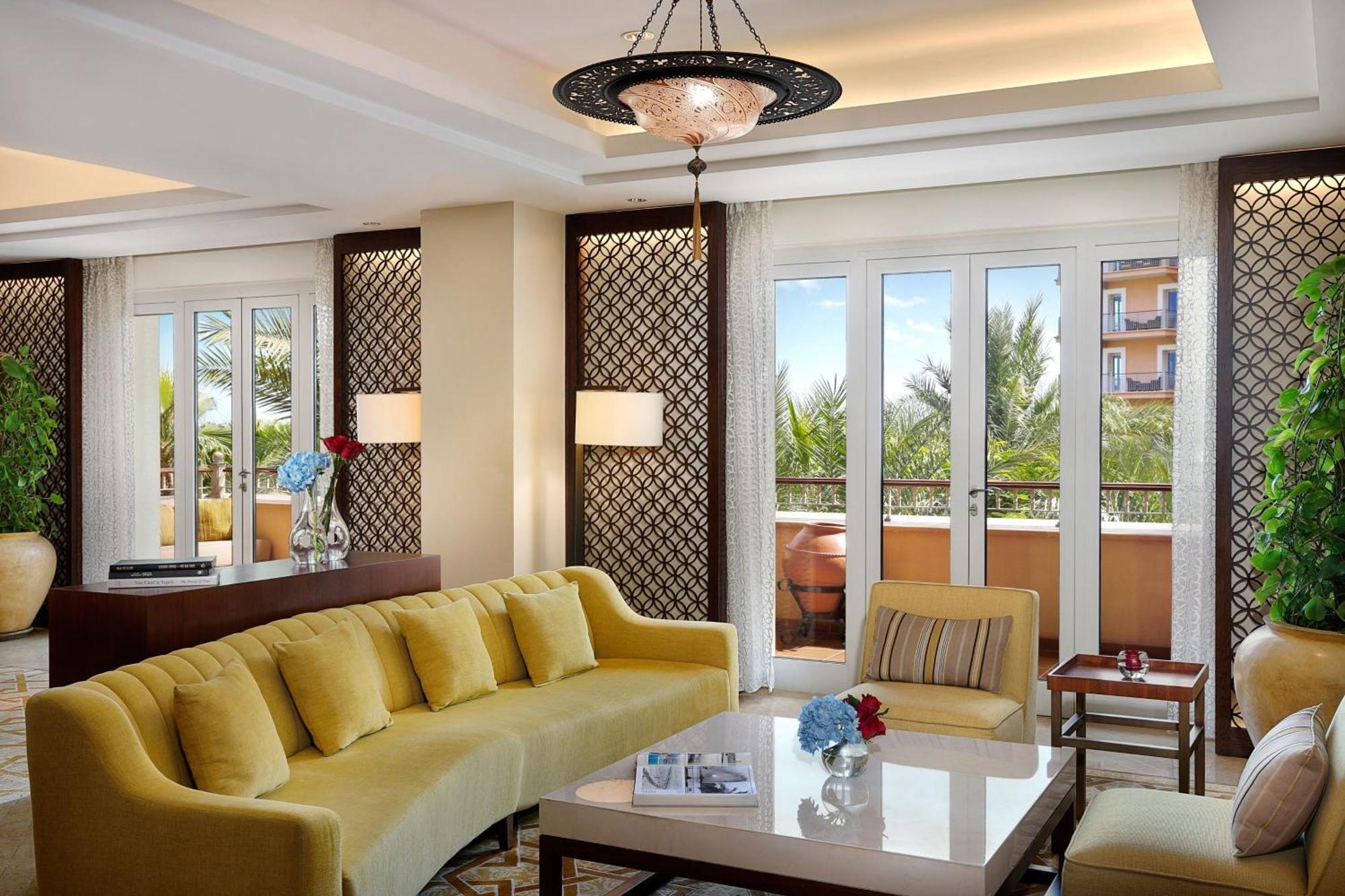 One Bedroom Suite, 1 King Bed, Garden View