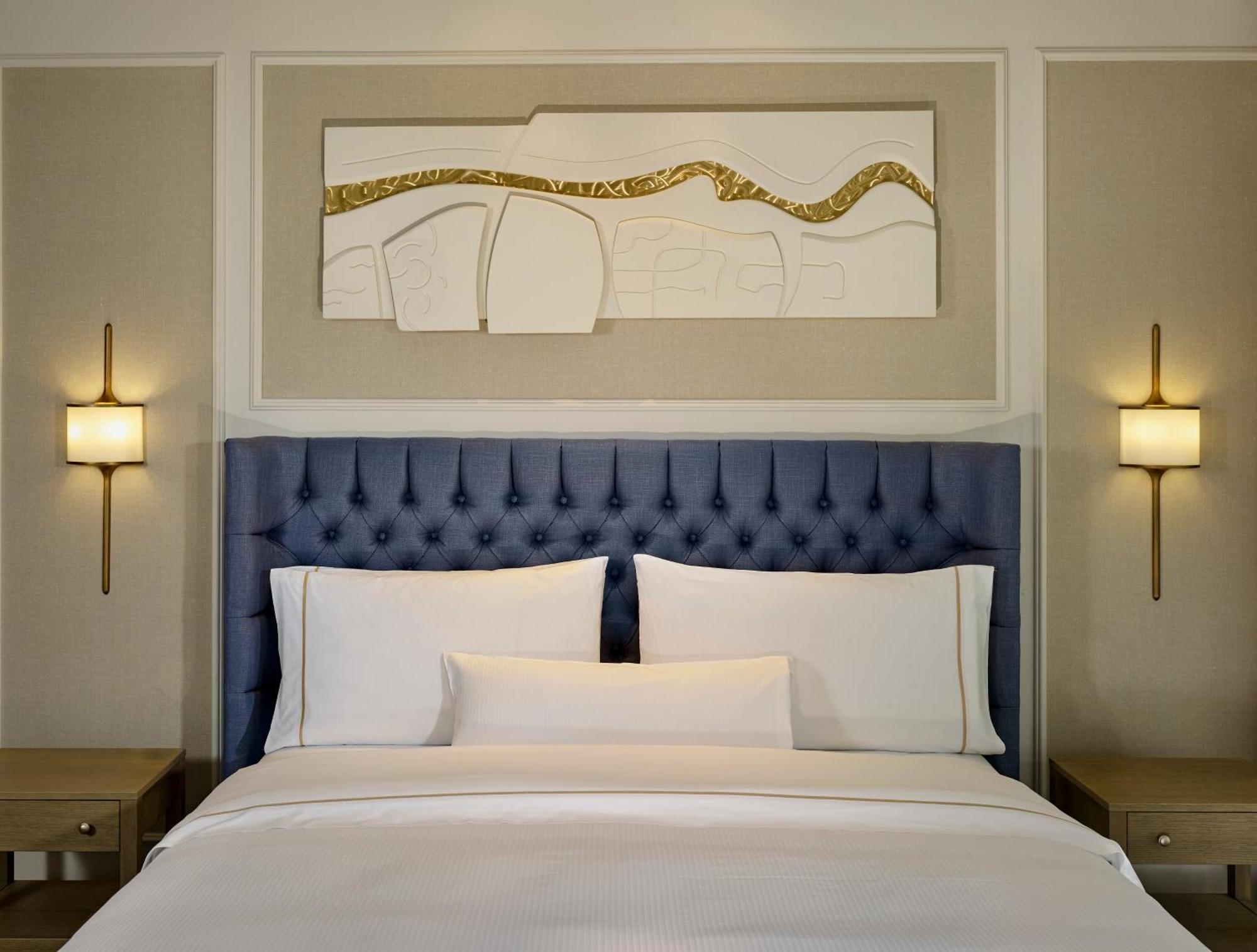 Heritage Deluxe King Room Balcony City View