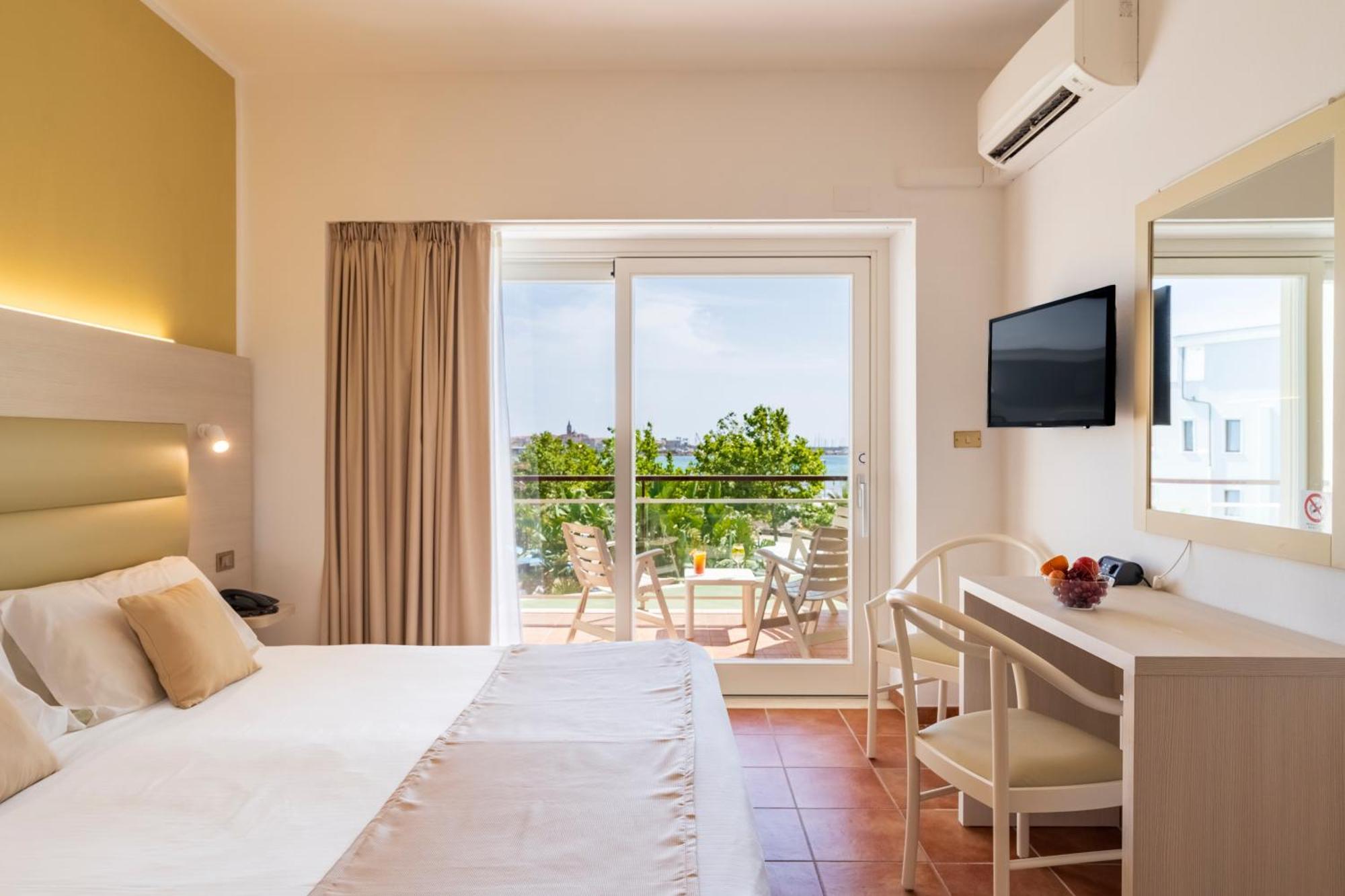 Triple Room Sea or Pool View