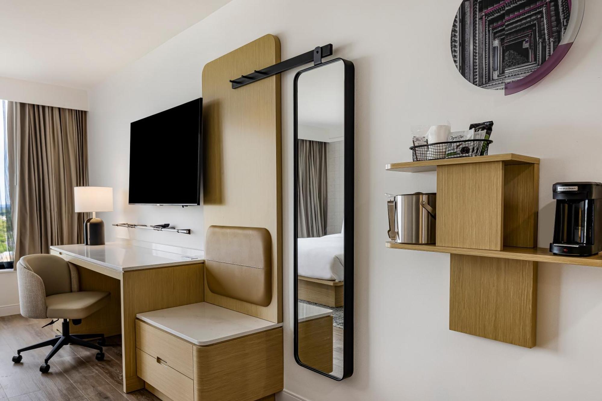 Premiume Queen Room Two Queen Beds Skyline View,1615680691:JPEG