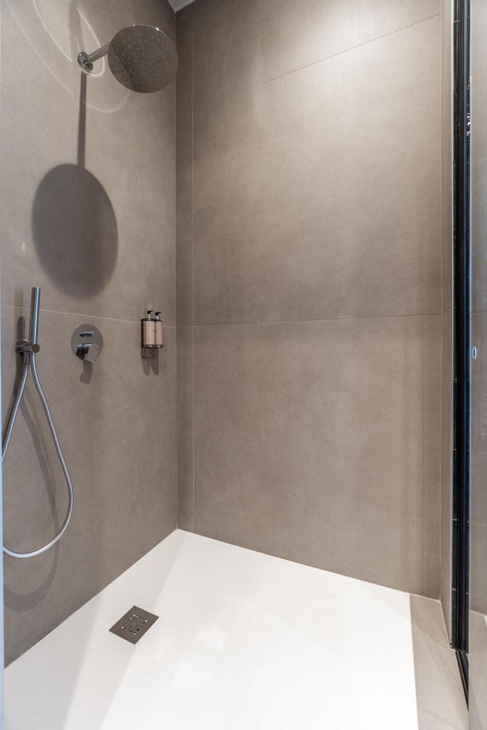 Deluxe Double Room Bath