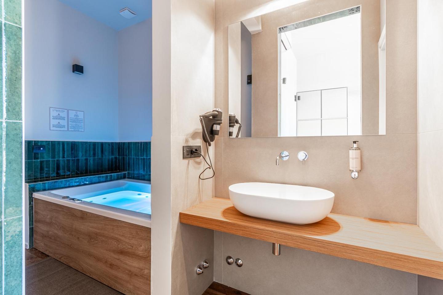 Deluxe Double Room Bath