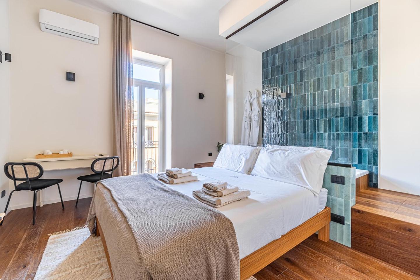 Quarto com Cama King-size e Banheira de Hidromassagem