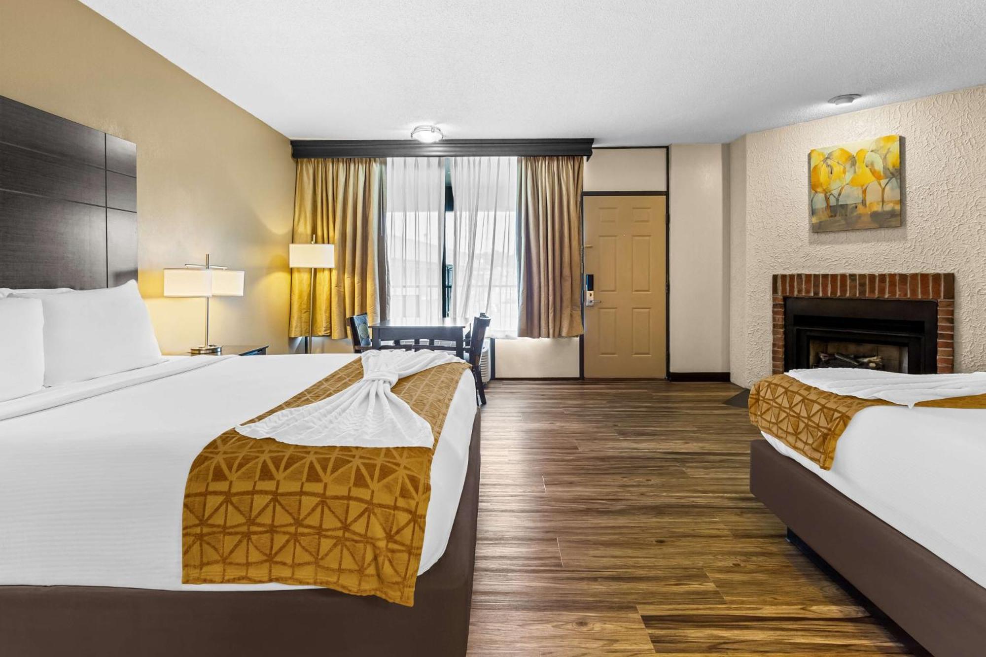 Quarto Queen com 2 Camas Queen-size e Lareira